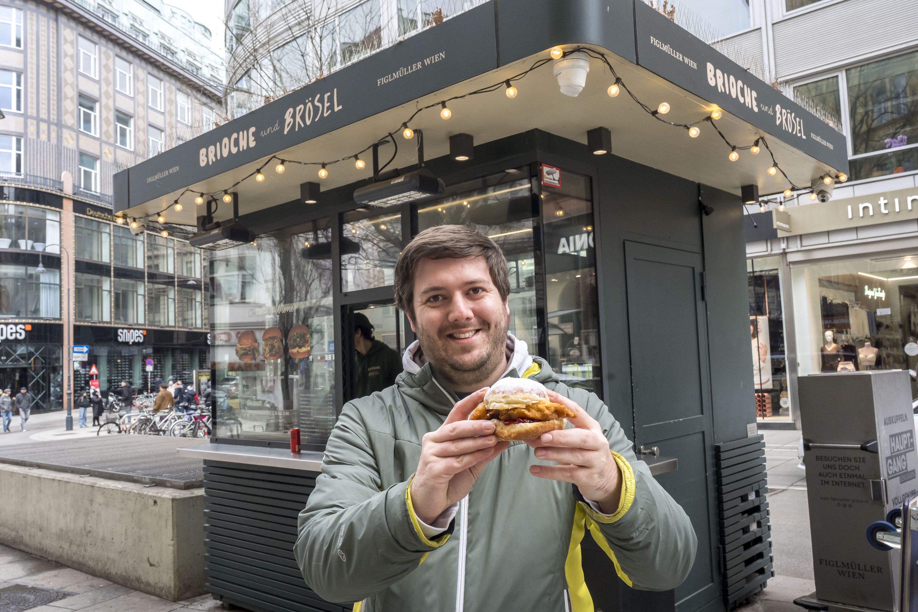 Staubzucker außen, Schnitzel und Preiselbeermarmelade innen – 