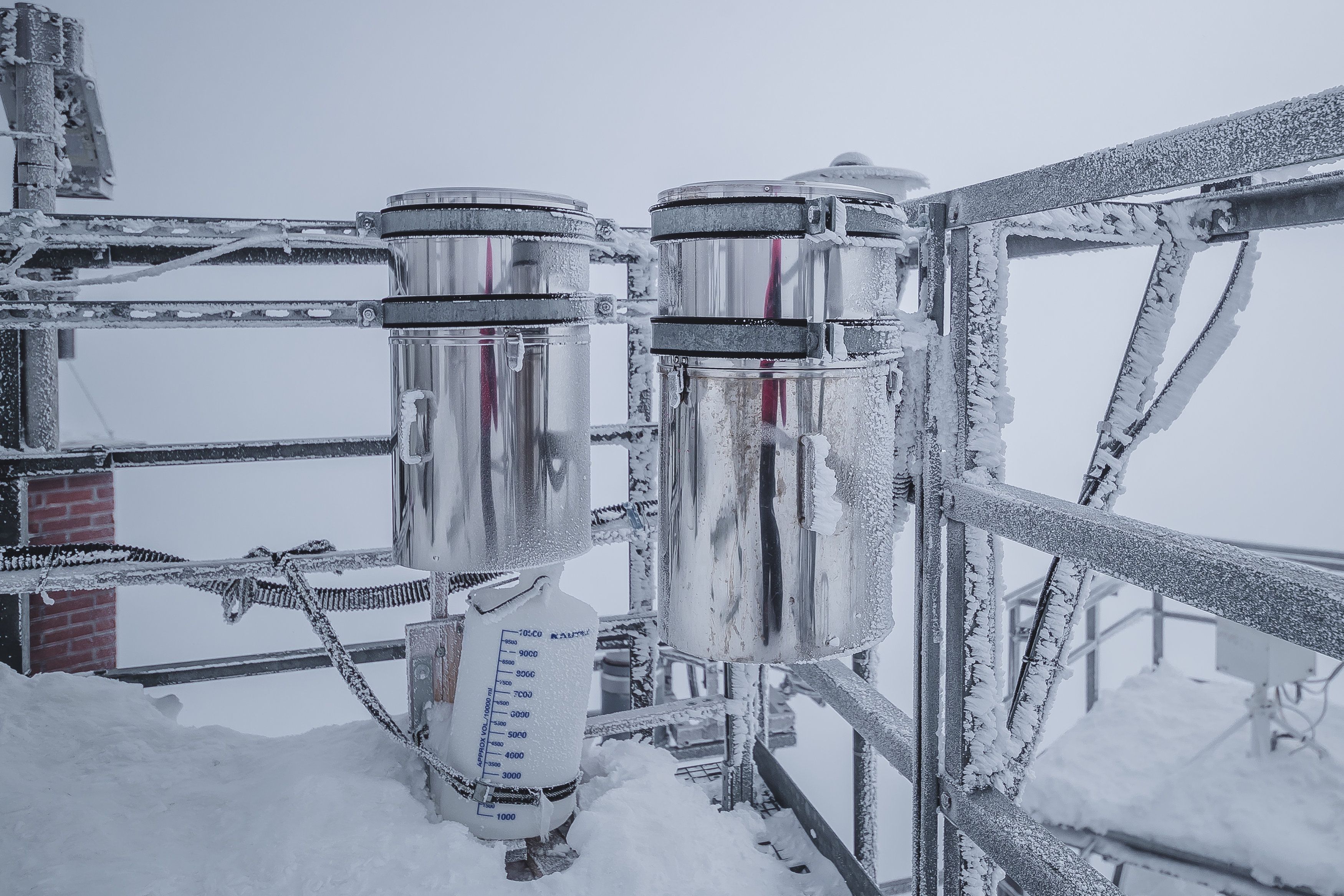 Vereiste Messgeräte am Sonnblick Observatorium (3100 m): Hier wird der kontinuierliche CO2- und CH4-Anstieg in der Atmosphäre dokumentiert.