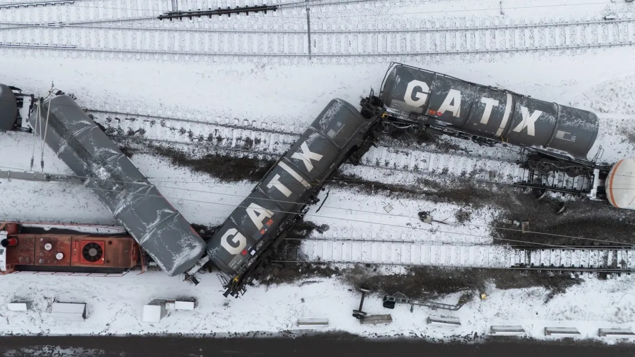 Mehrere Waggons des Zuges entgleisten am Montag.