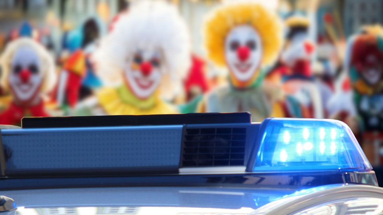 Karneval in Deutschland und ein Polizeiauto mit Blaulicht