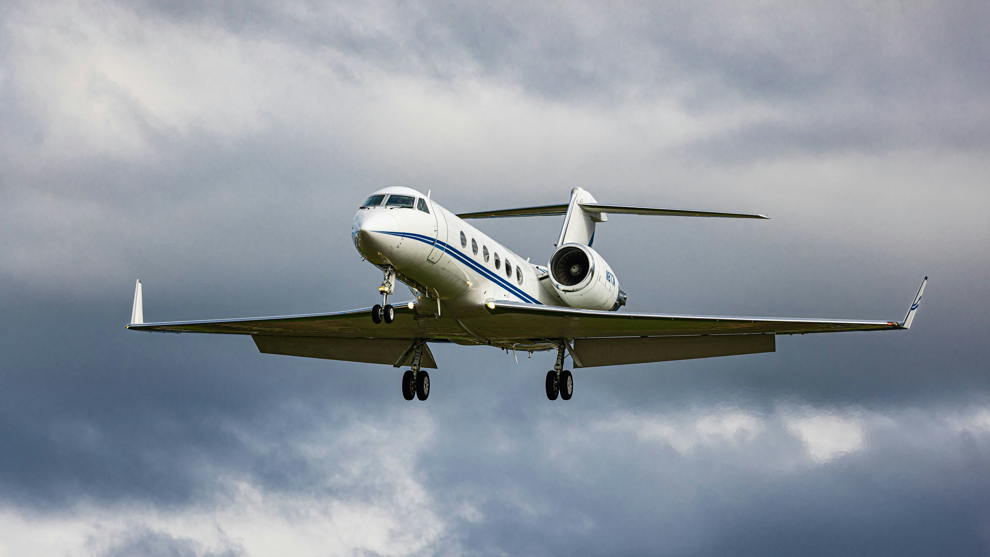 Heute.at - Flugzeug landet für Tankstopp – Piloten verhaftet