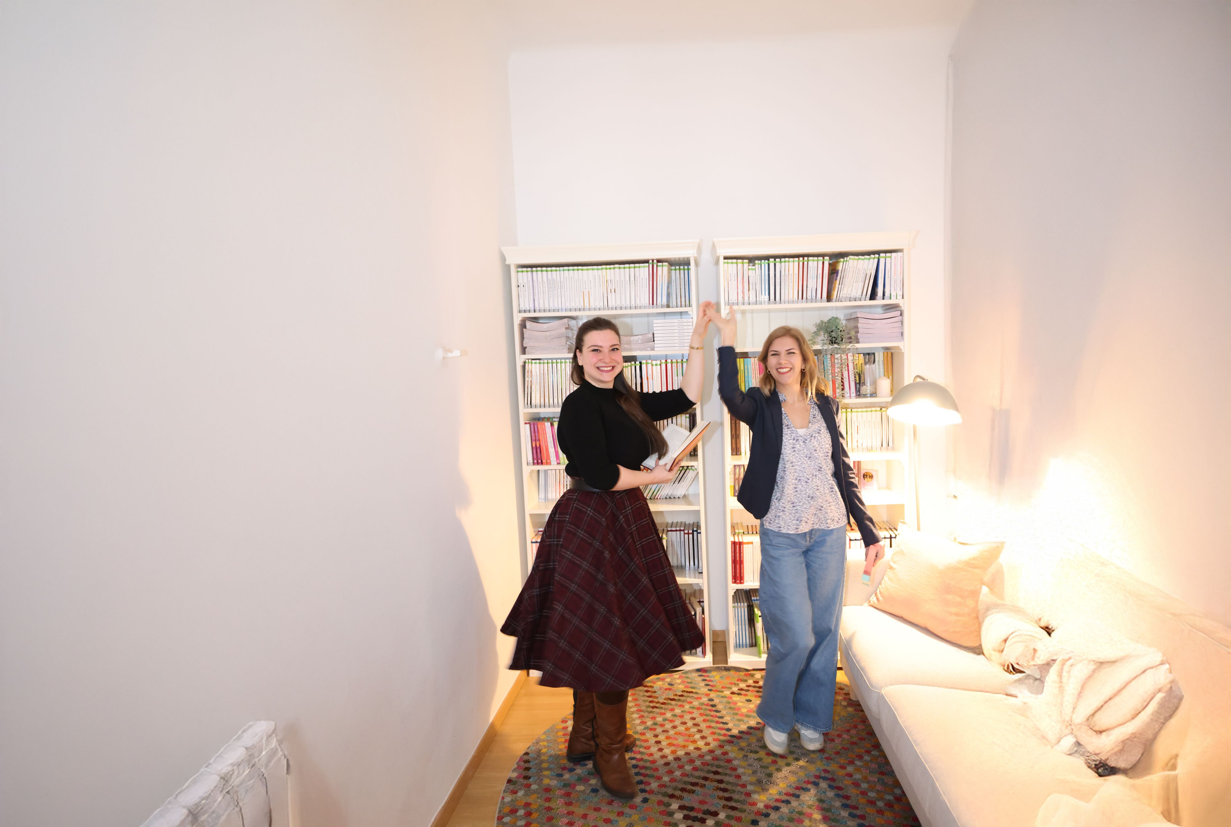 Monika Weithofer und Sarah Bohatschek (v.l.) rufen den Ball der Bücher ins Leben.