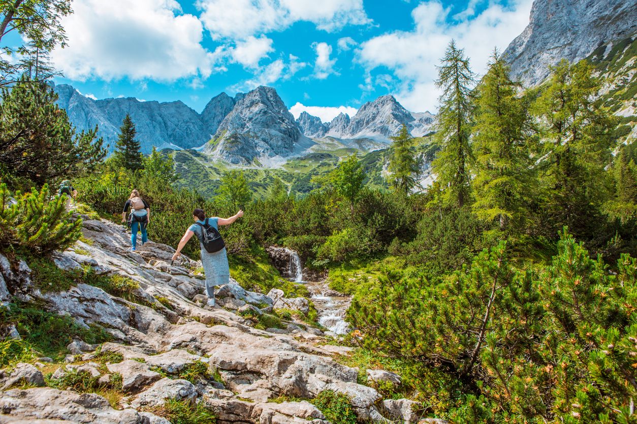 Seit über zwei Jahren wird ein beliebter Wanderweg nicht saniert. Drei Eigentümer verweigern die Zustimmung – nun entscheidet das Gericht.