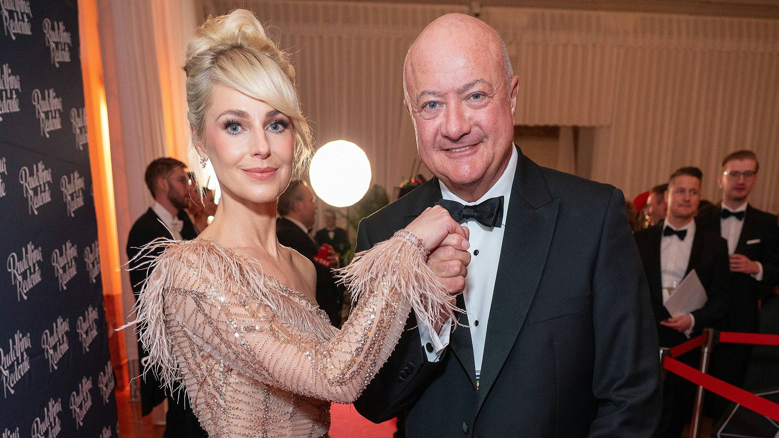 Heute.at - Kanzler Stocker tanzte bei Wiens größtem Maskenball