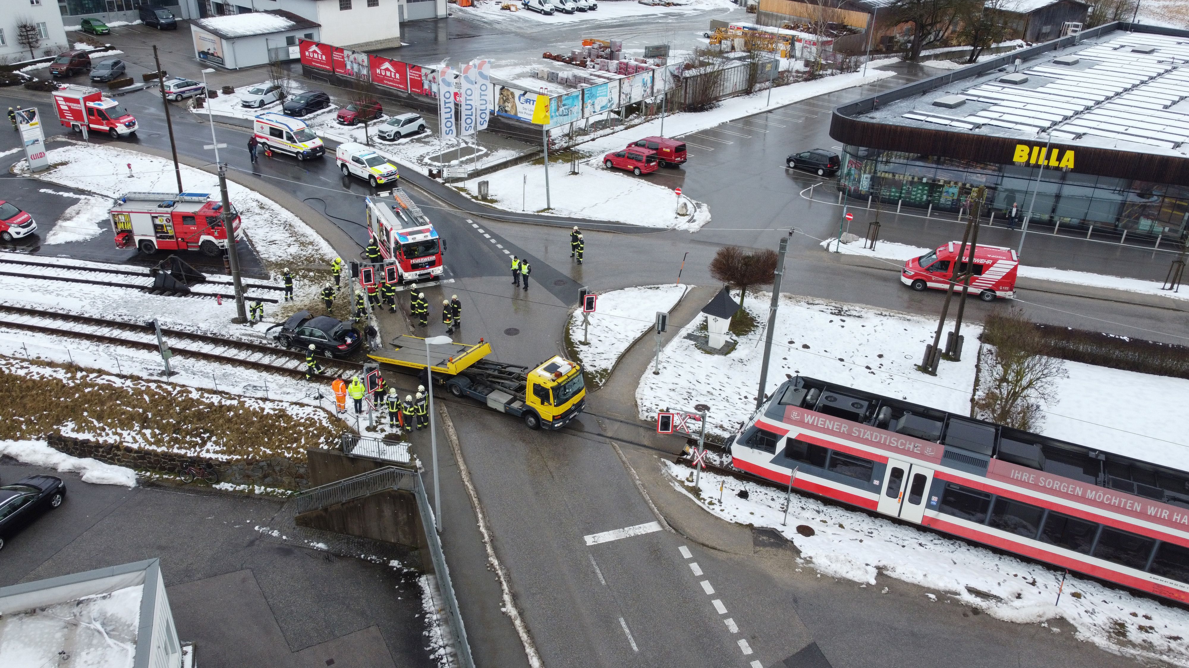 Eine 77-Jährige und ihr Enkel (12) wurden bei dem Crash verletzt.