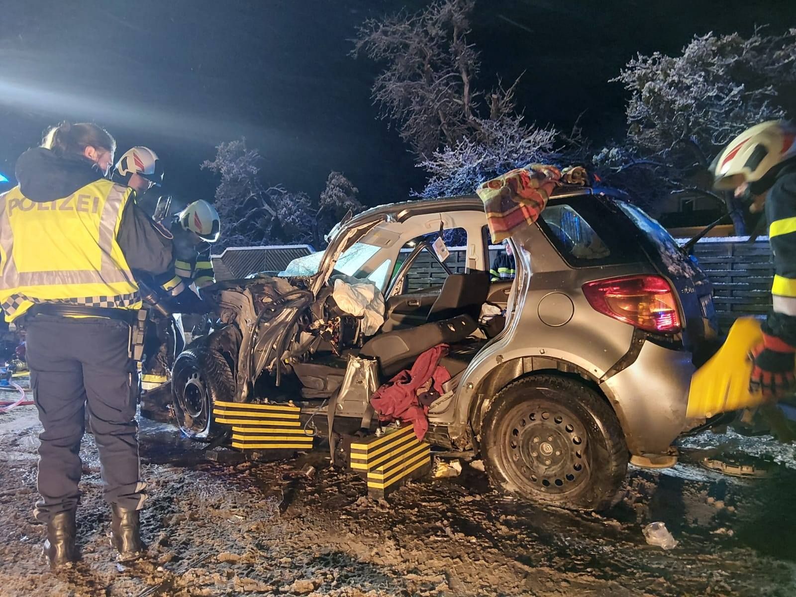 Heute.at - Auto schleudert in Gegenverkehr! Frau schwer verletzt