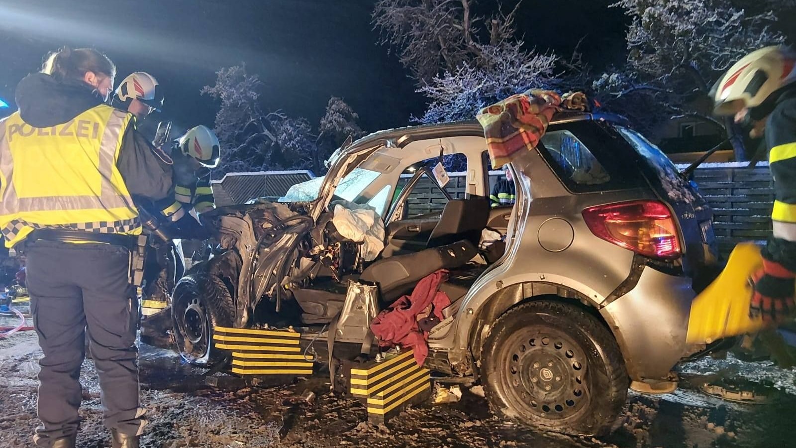 Heute.at - Auto schleudert in Gegenverkehr! Frau schwer verletzt