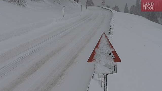 Ein Wintereinbruch sorgt derzeit für kräftigen Schneefall in Vorarlberg und Tirol. 