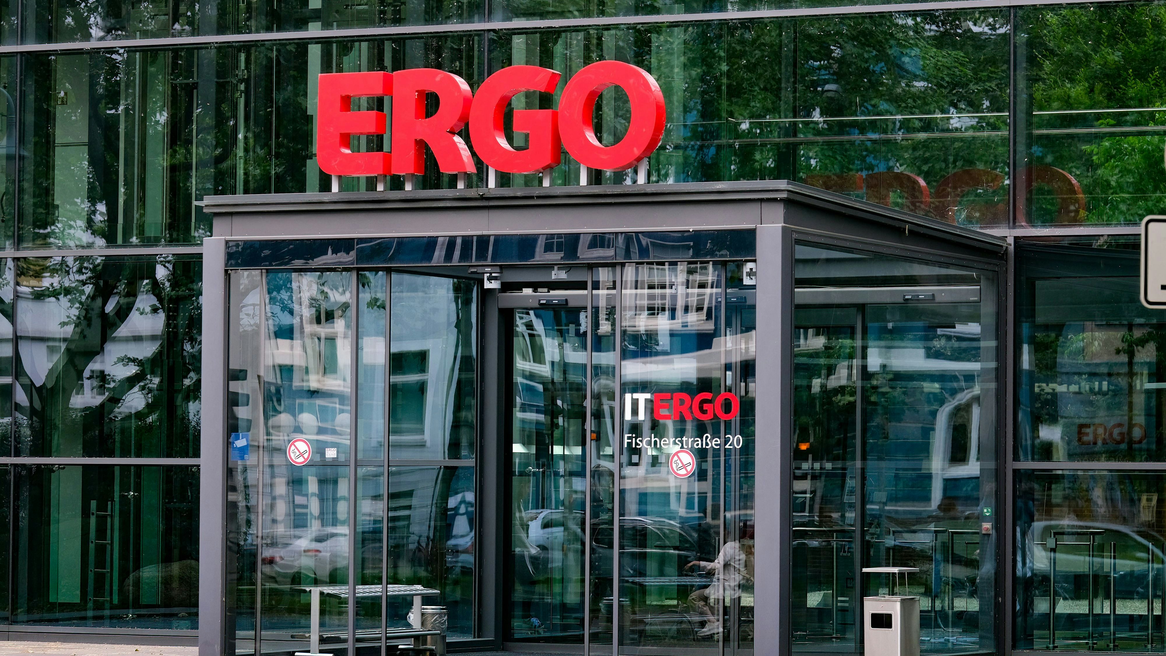 Blick auf den Eingang der Hauptverwaltung der Ergo Versicherung in Düsseldorf, Nordrhein-Westfalen.