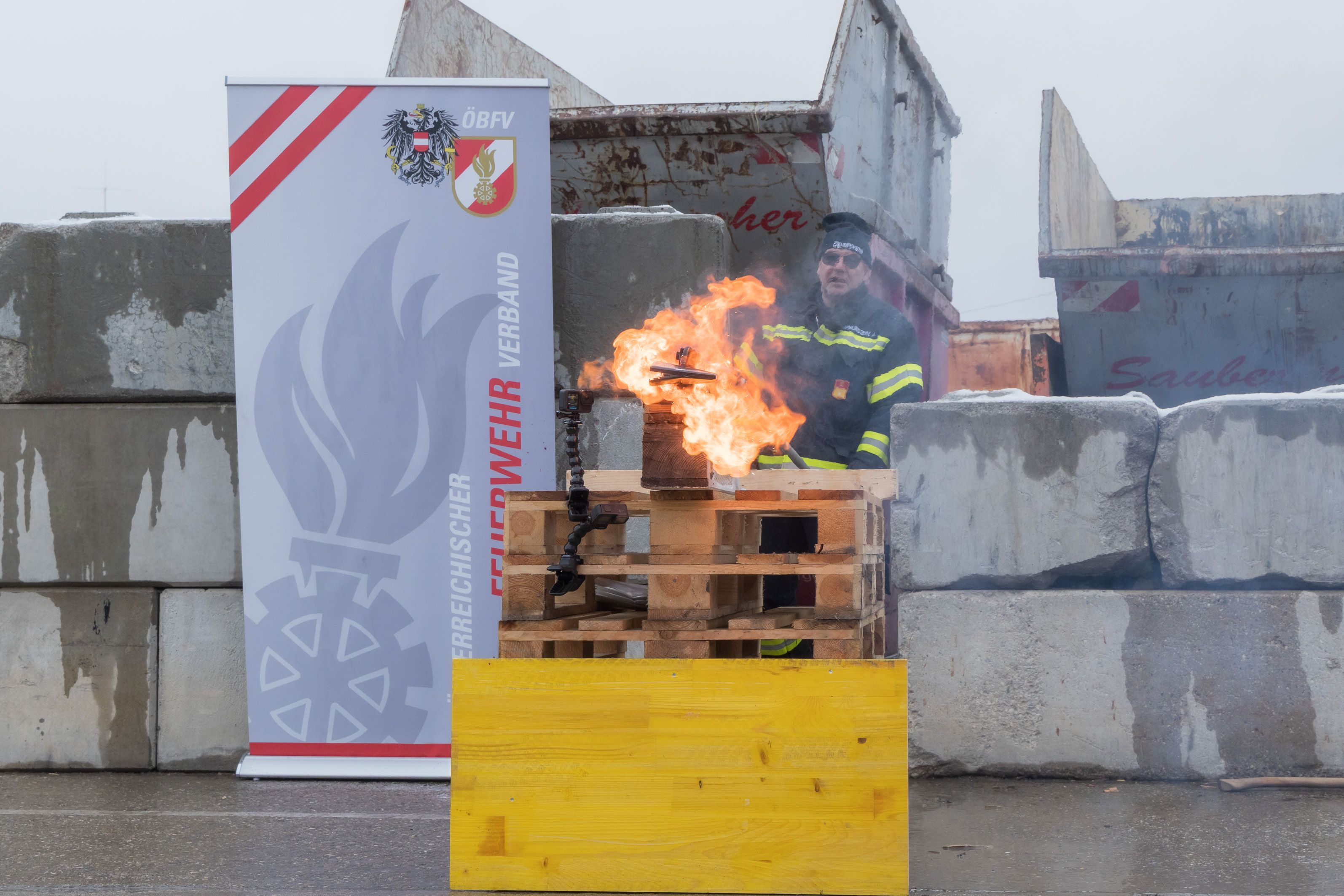 Heute.at - So schnell wird aus einer Batterie ein Feuerinferno