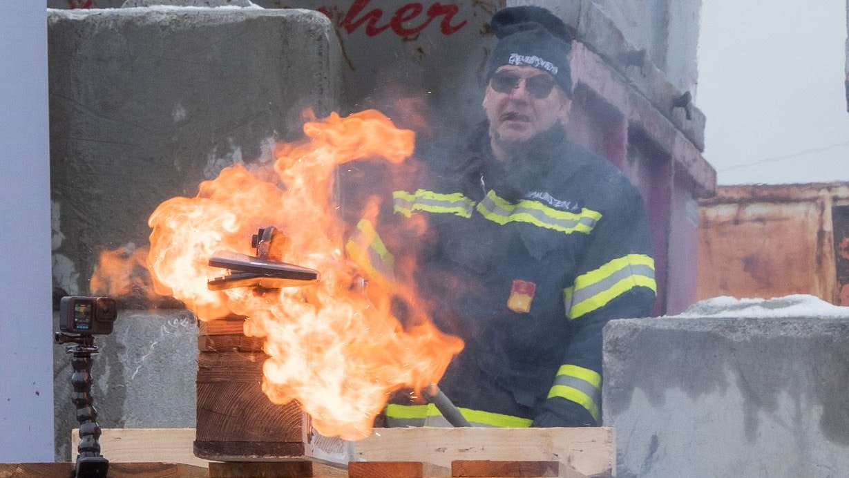 Heute.at - So schnell wird aus einer Batterie ein Feuerinferno
