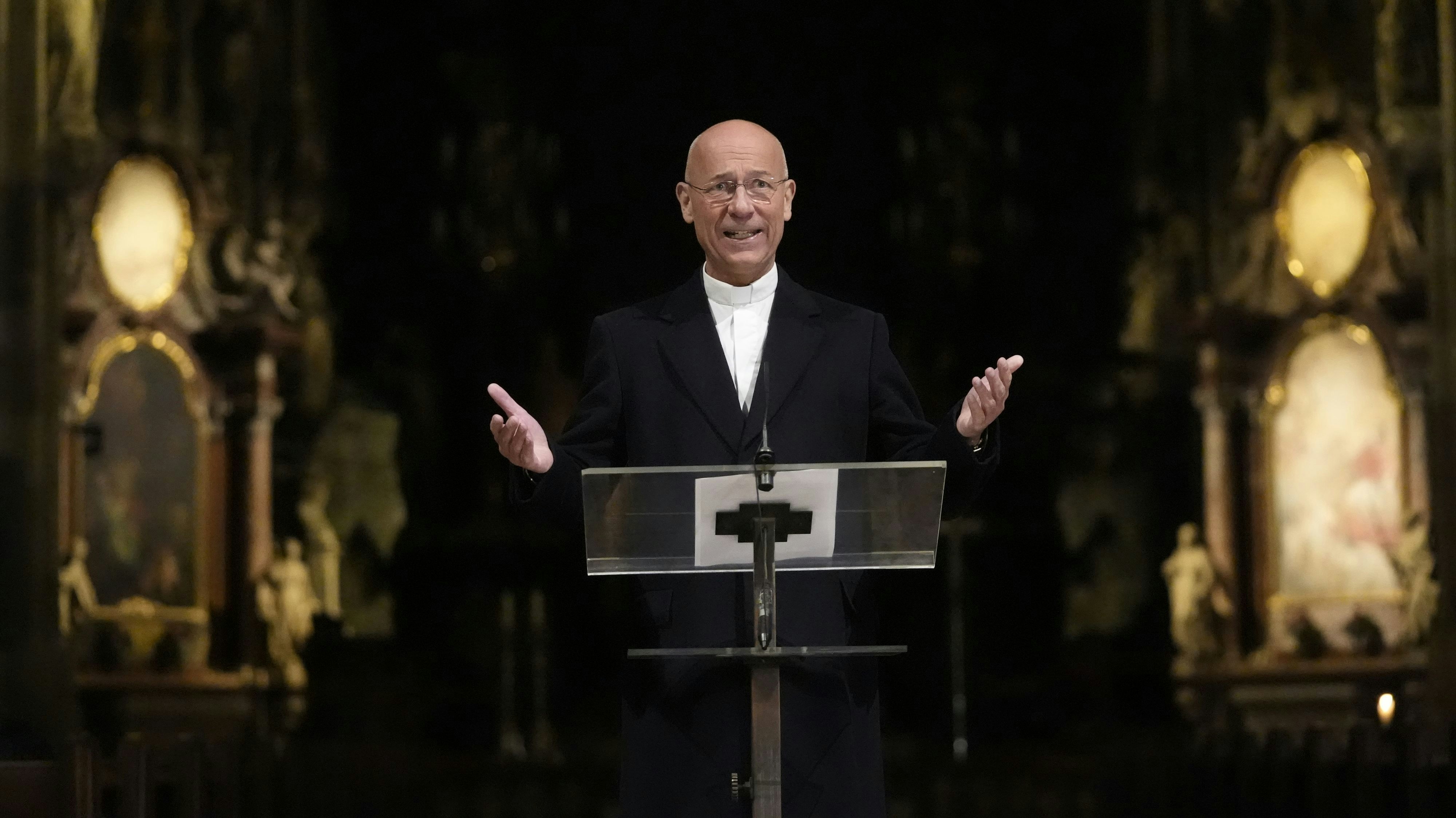 Dompfarrer Toni Faber eröffnete die Ausstellung.