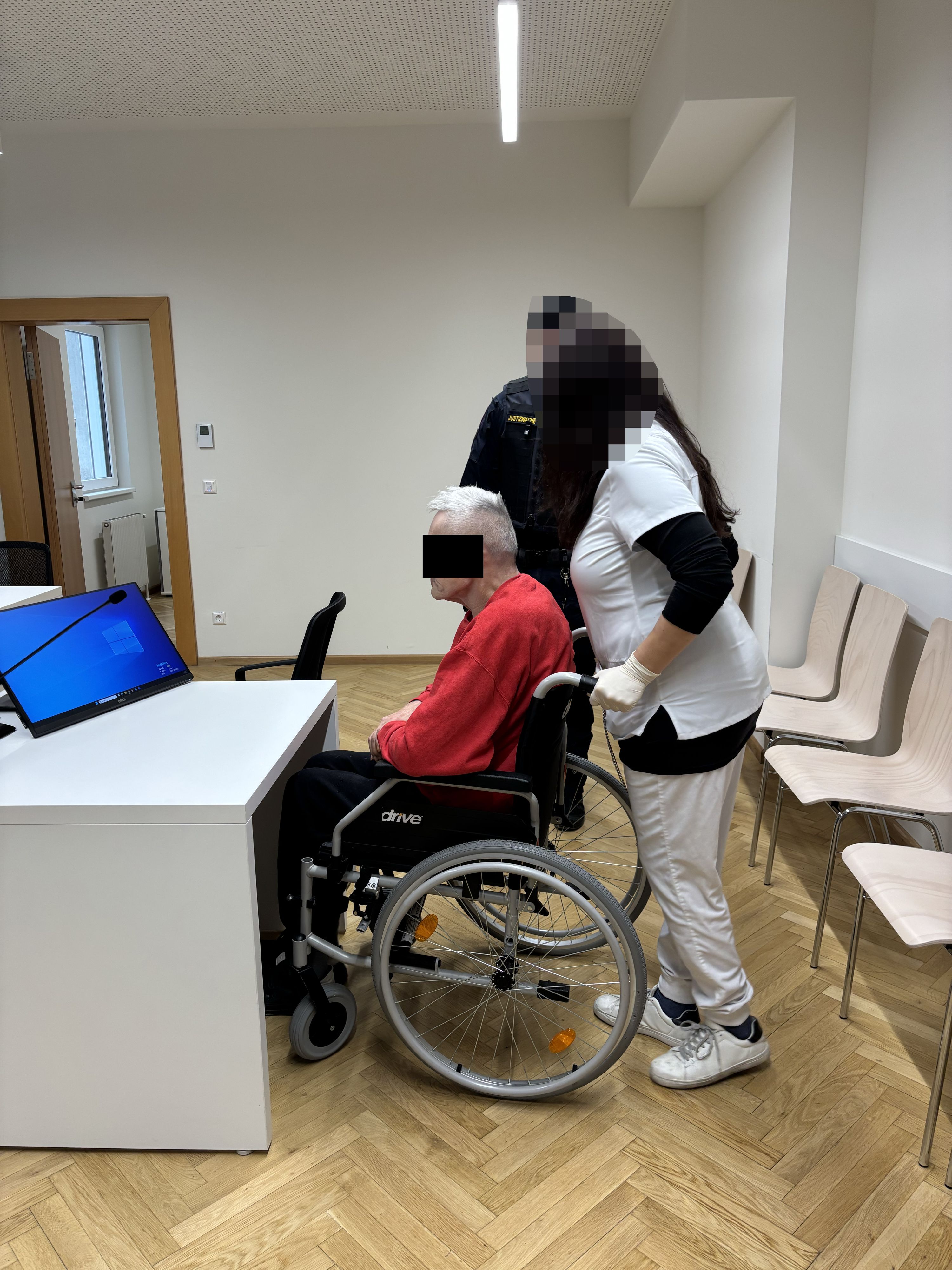 Angeklagter im Rollstuhl vor Gericht.