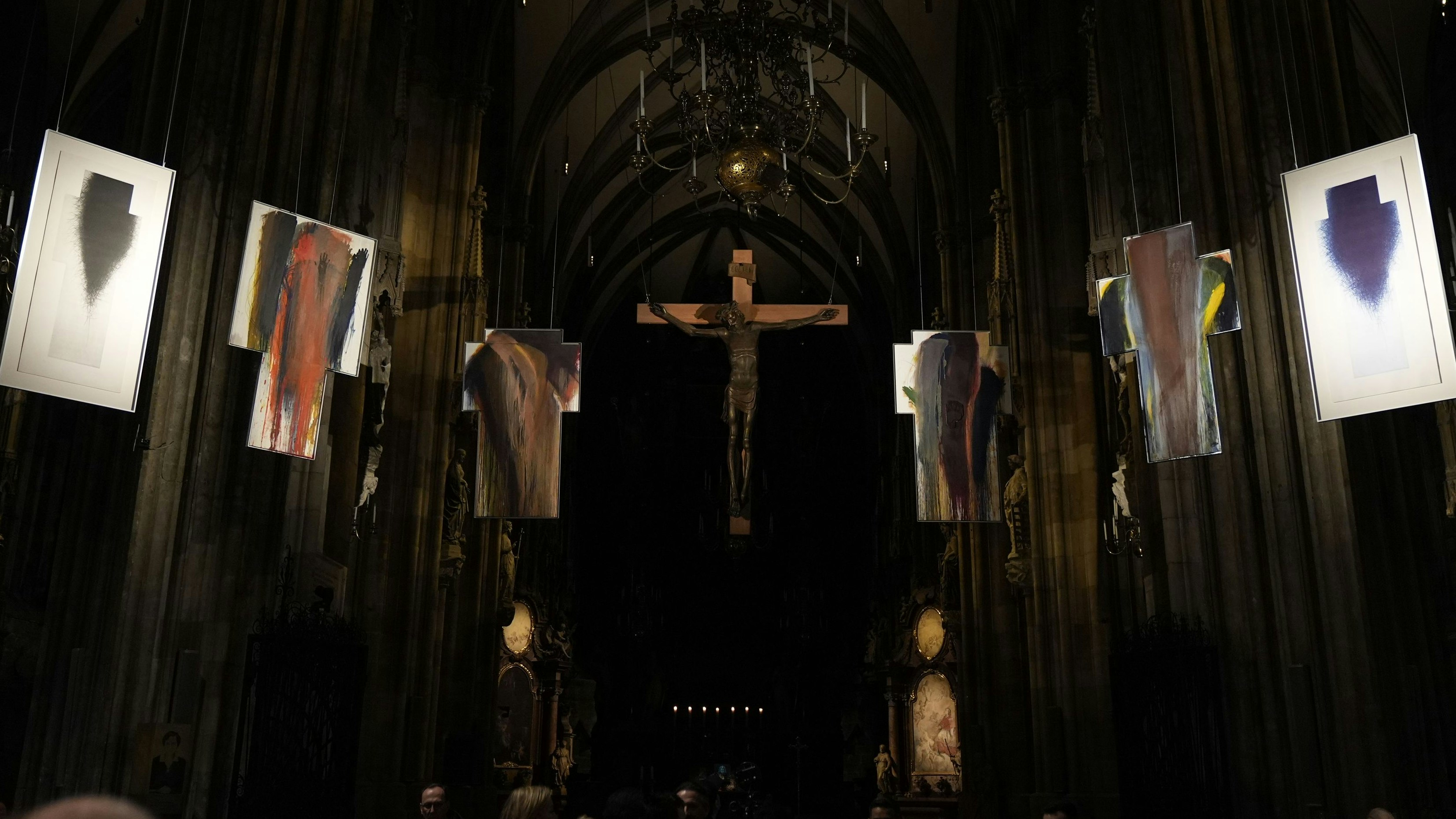 Heute.at - Das Kreuz mit den Kreuzen – Rainer-Schau im Stephansdom