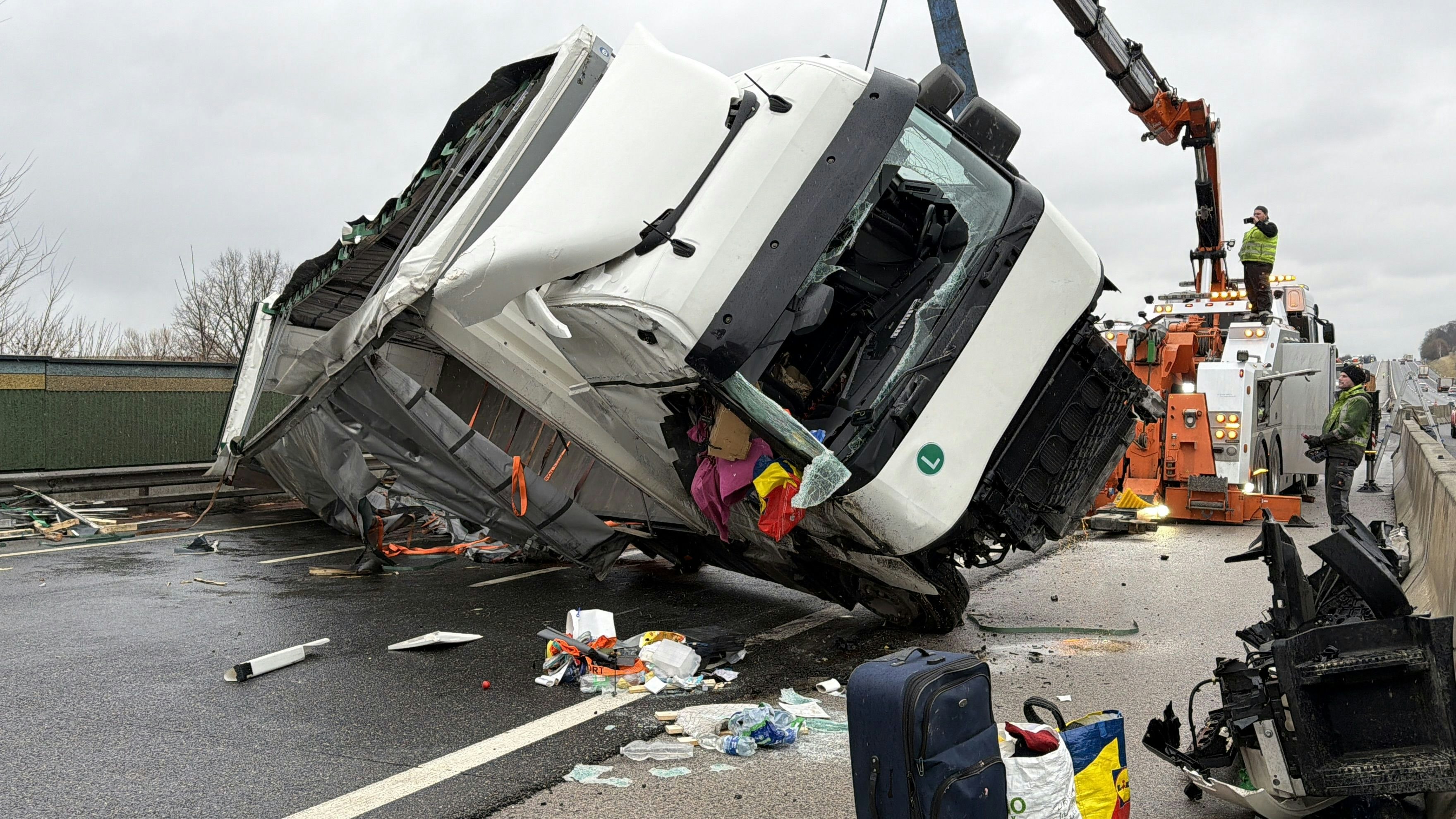 Heute.at - Schwerer Lkw-Crash auf A1 – mehrere Stunden Sperre