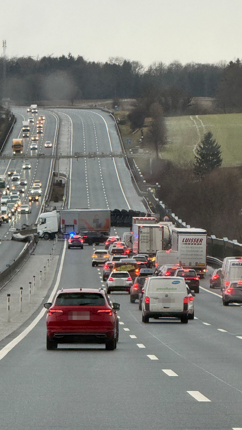 Heute.at - Lkw-Unfall legt Verkehr auf Westautobahn lahm