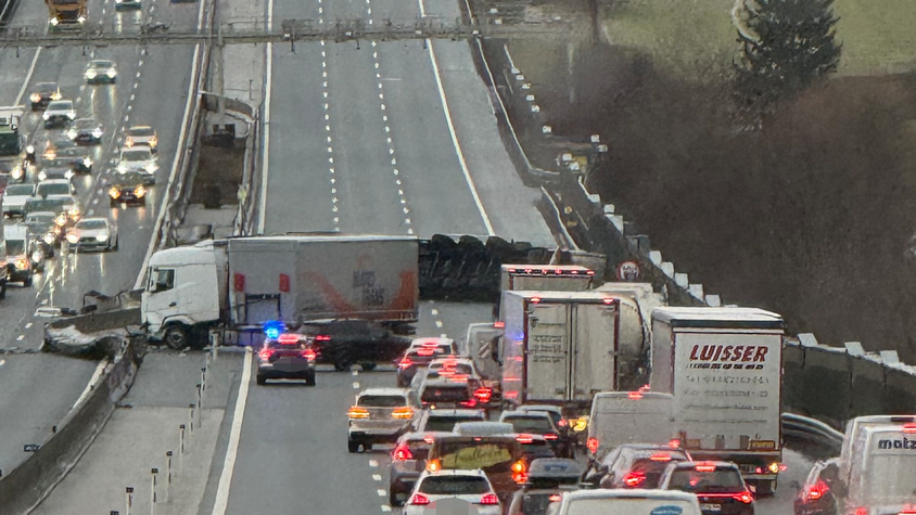 Heute.at - Lkw-Unfall legt Verkehr auf Westautobahn lahm