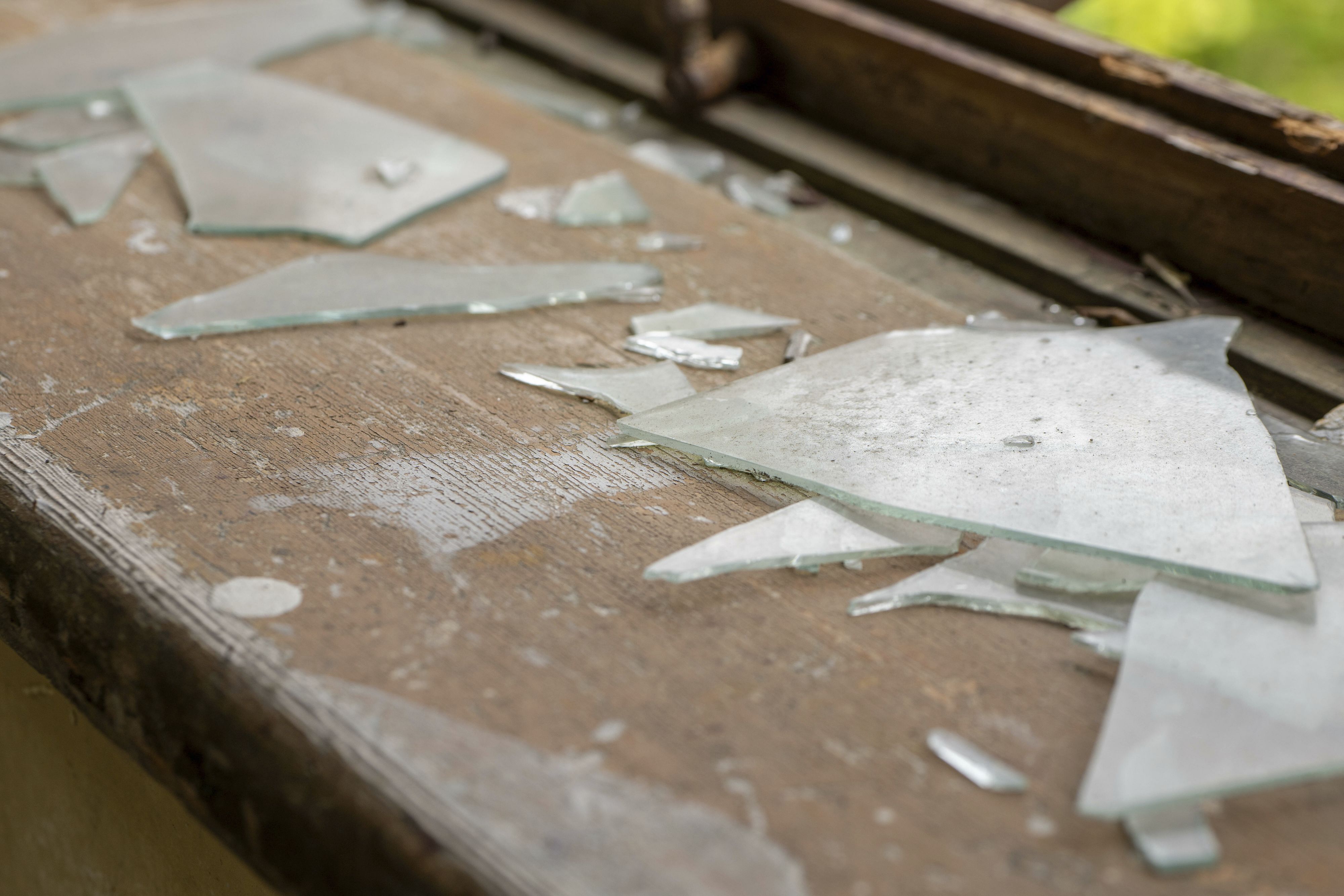 Anders als ein trockener Putzfetzen verschiebt das Brot die kleinen Scherben nicht, sondern nimmt sie auf.