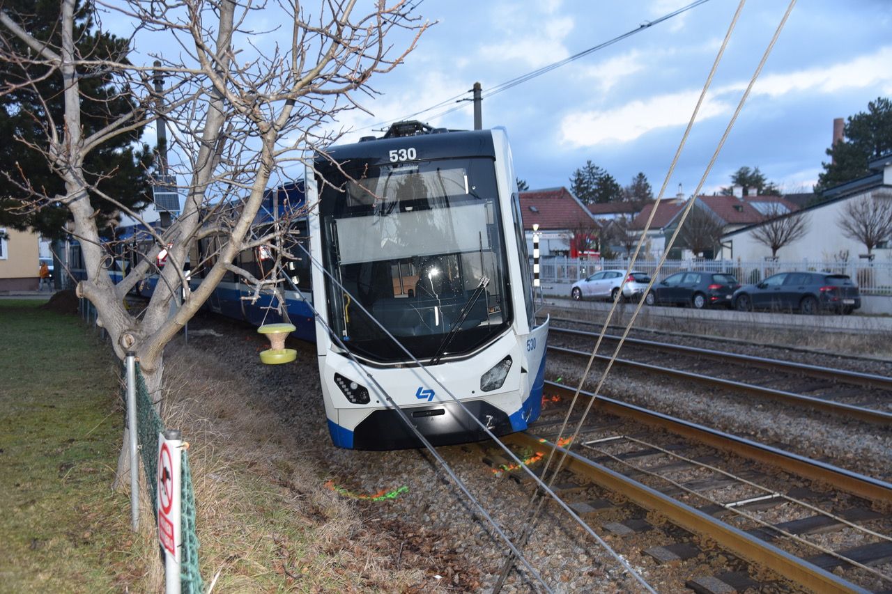 Badner Bahn in Guntramsdorf entgleist