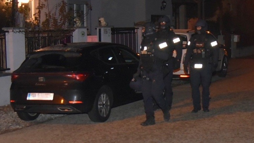 Heute.at - Großeinsatz in Ebreichsdorf! Polizei stürmt Wohnung