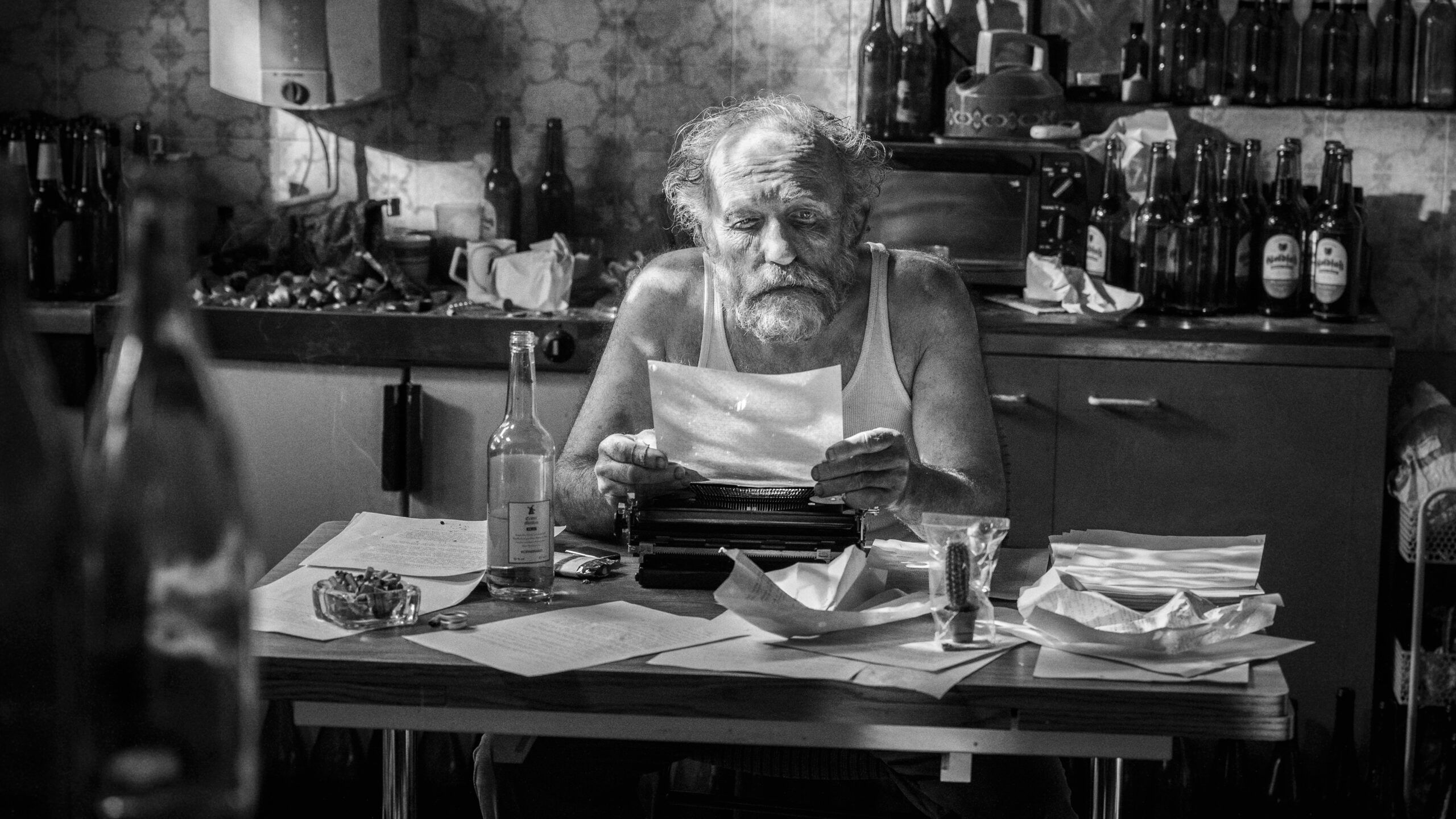 Karl Markovics schreibt sich in "Sie glauben an Engel, Herr Drowak?" seinen Schmerz von der Seele.