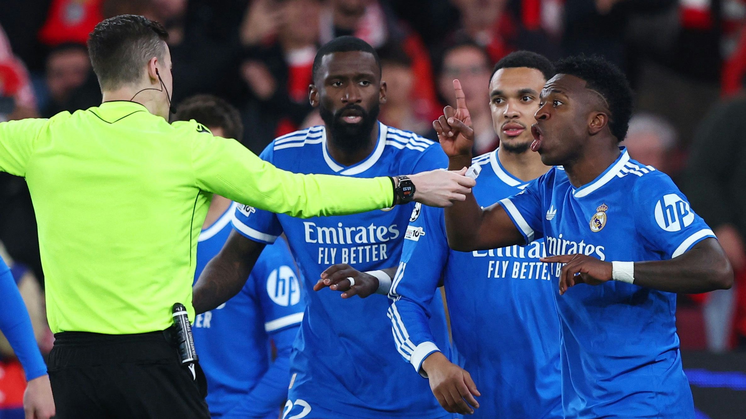 Real-Madrid-Star Vinicius Junior beschwert sich beim französischen Schiedsrichter Francois Letexier. 