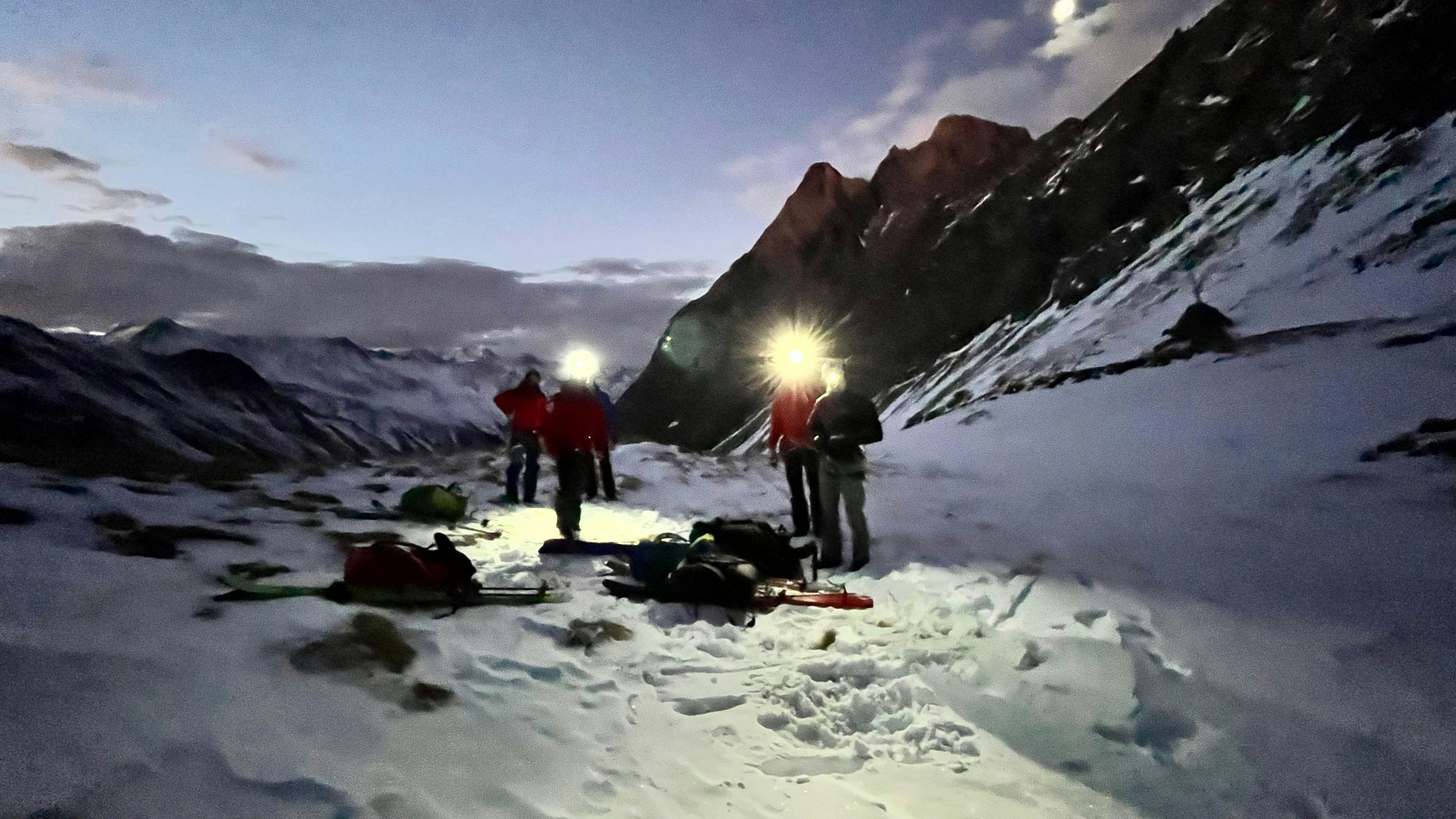 19.01.2025, Kals am Großglockner, AUT, Alpin Unfall, Bergrettungseinsatz am Großglockner, im Bild BR Kals und Alpin Polizei im Aufstieg // Mountain rescuers and Alpine police on the ascent during a mountain rescue mission on the Großglockner after an alpine accident. Kals am Grossglockner, Austria on 2025/01/19. EXPA Pictures © 2025, PhotoCredit: EXPA/ Bergrettung Kals
