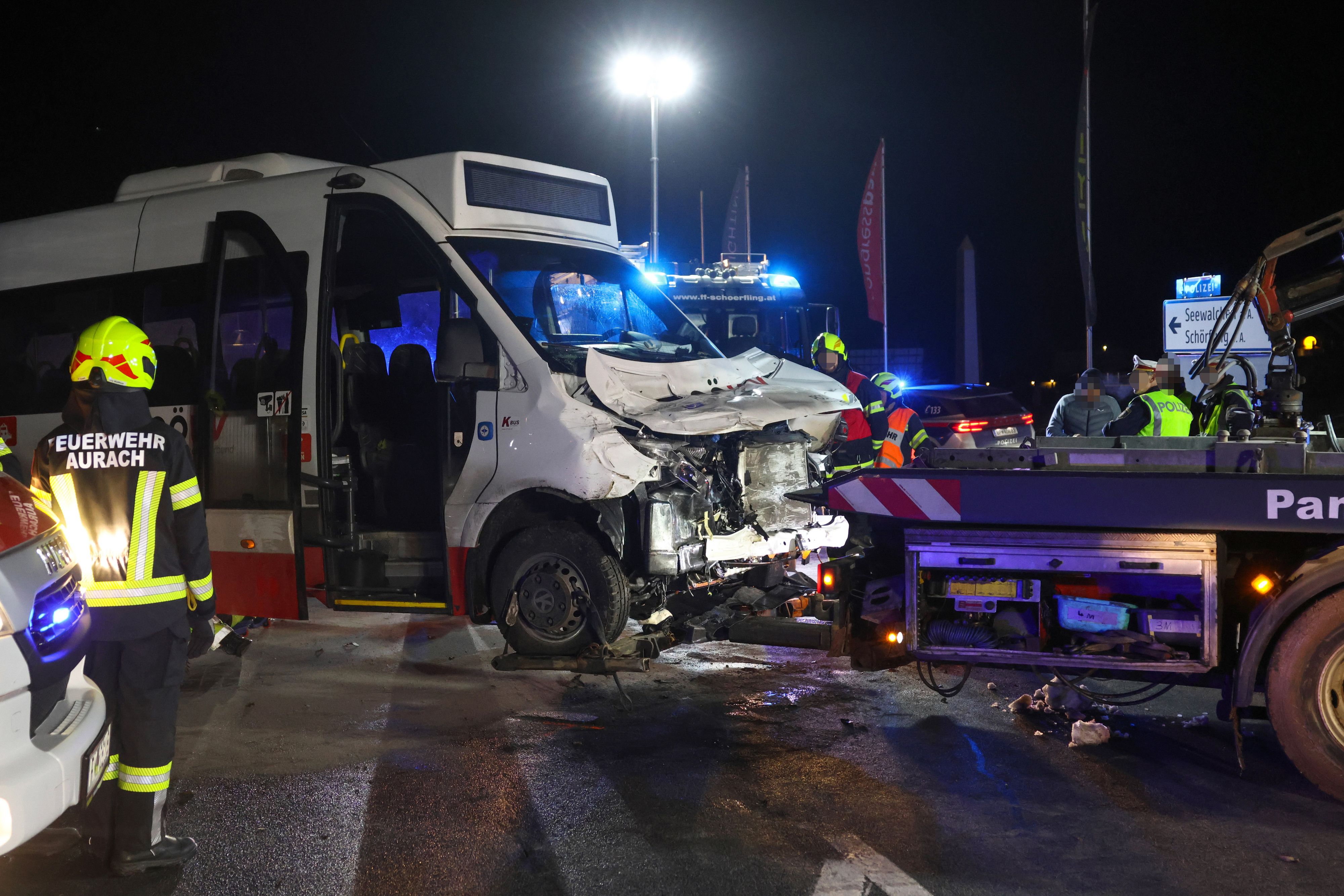 In Schörfling (Bez. Vöcklabruck) krachten Montagabend ein Linienbus und ein Sattelzug zusammen.