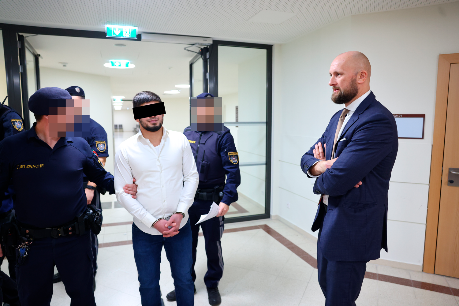 Der Angeklagte mit Top-Anwalt Florian Kreiner (r.)