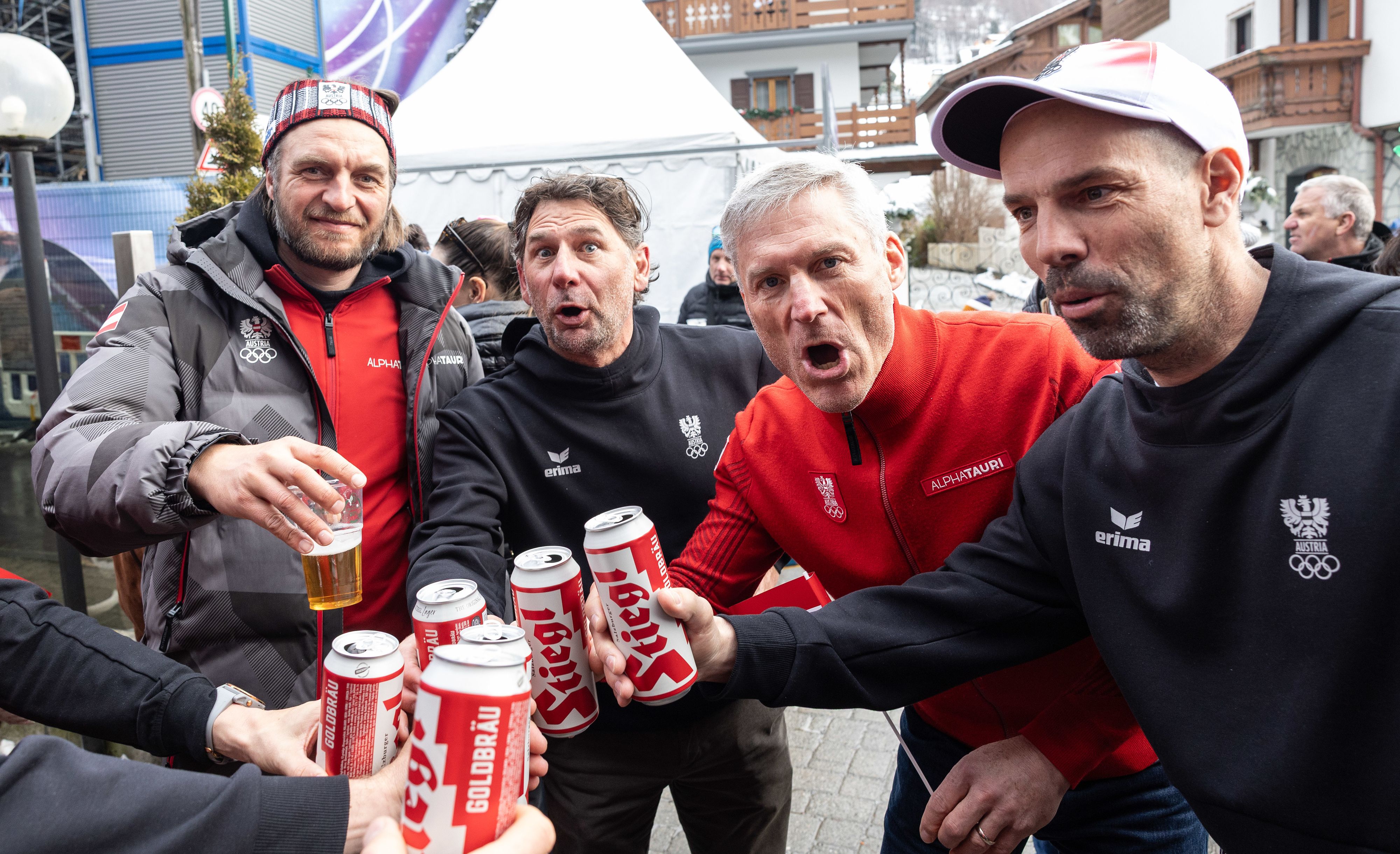 Marko Pfeifer (Mi.) und seine Kollegen stießen in Bormio auf ihren erledigten Olympia-Job an.