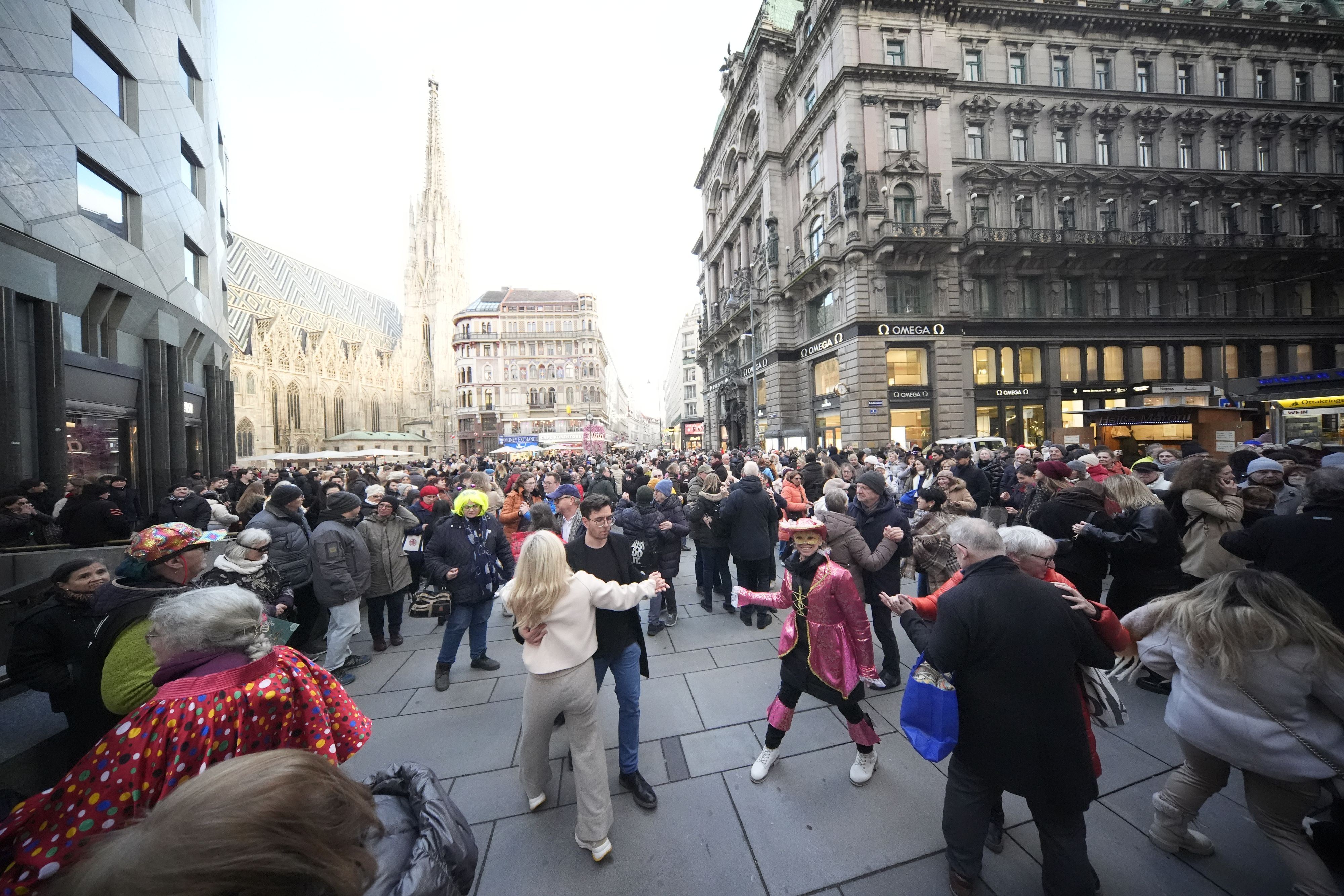 Die Wiener Tanzschulen luden zum großen Faschingswalzer am Graben.