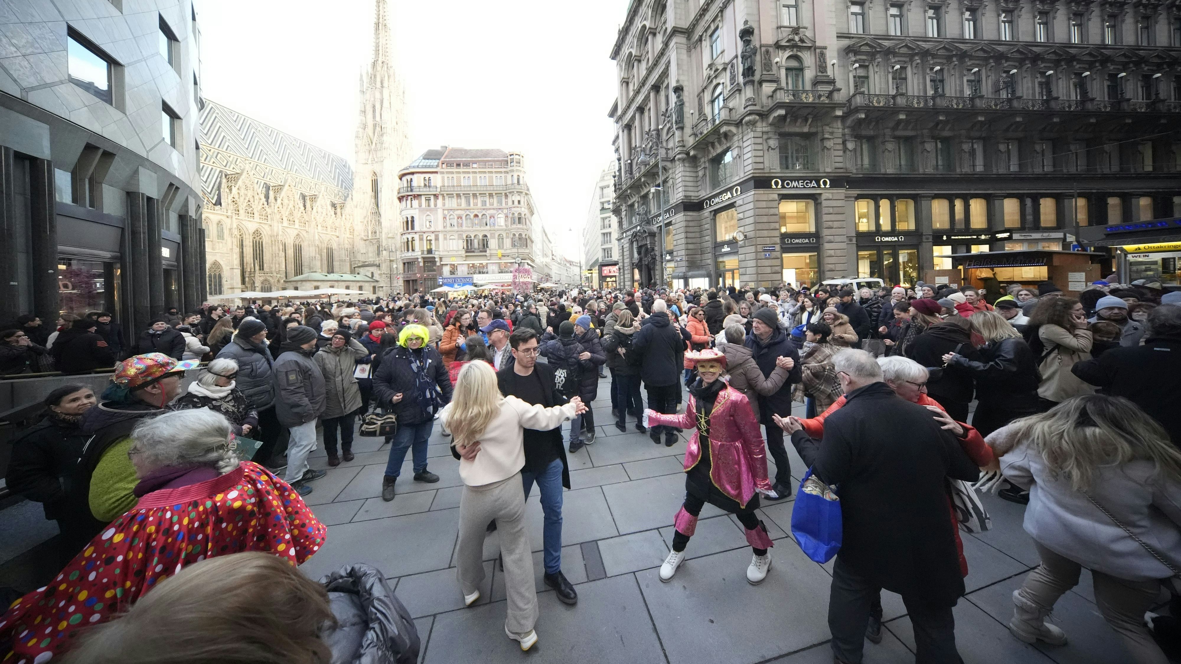 Heute.at - Ballsaison endet nun mit Walzer und Quadrille am Graben