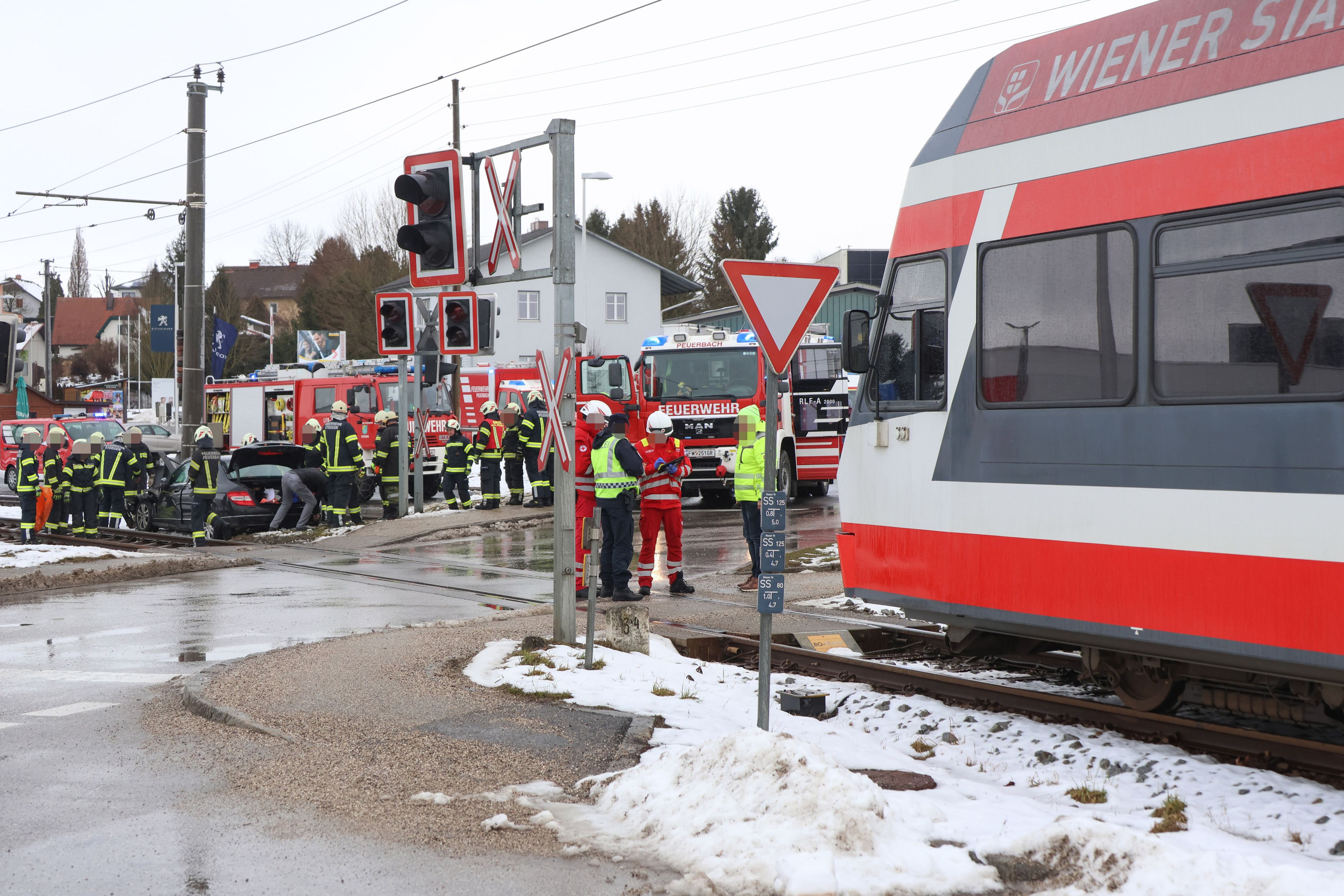 Gegen 10.15 Uhr wurde der Pkw am Dienstag vom Regionalzug erfasst.