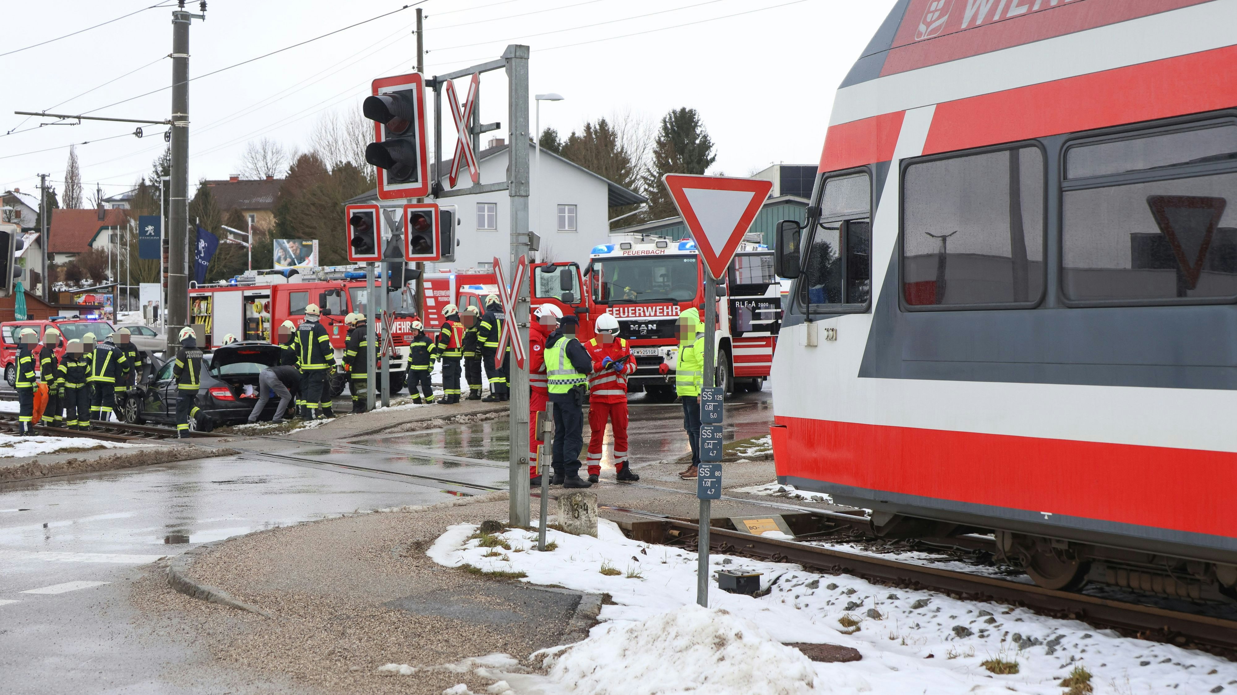 Heute.at - Auto von Regionalzug erfasst – Zwölfjähriger im Spital