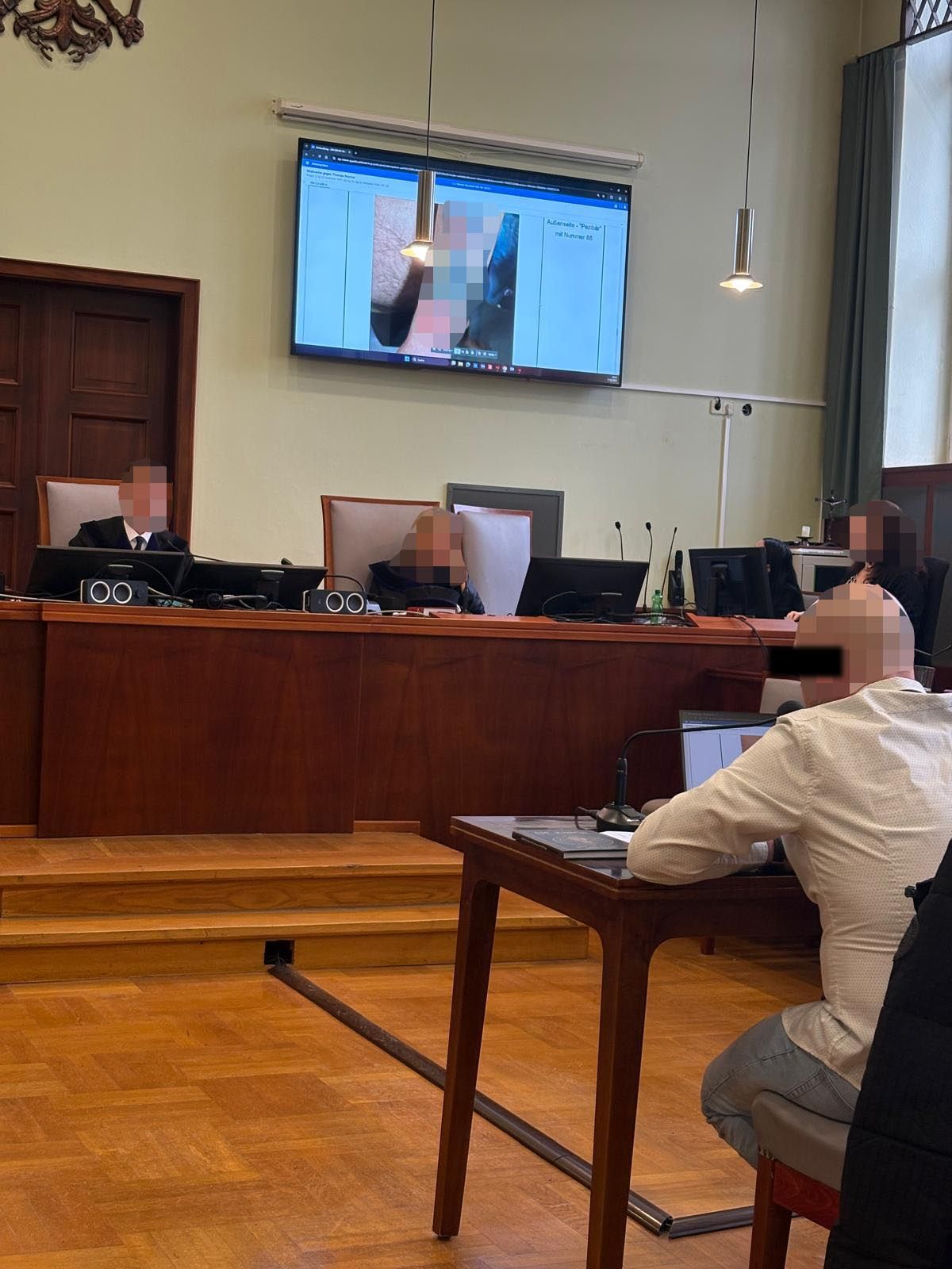 Der Angeklagte (r.) beim Prozess in Wr. Neustadt