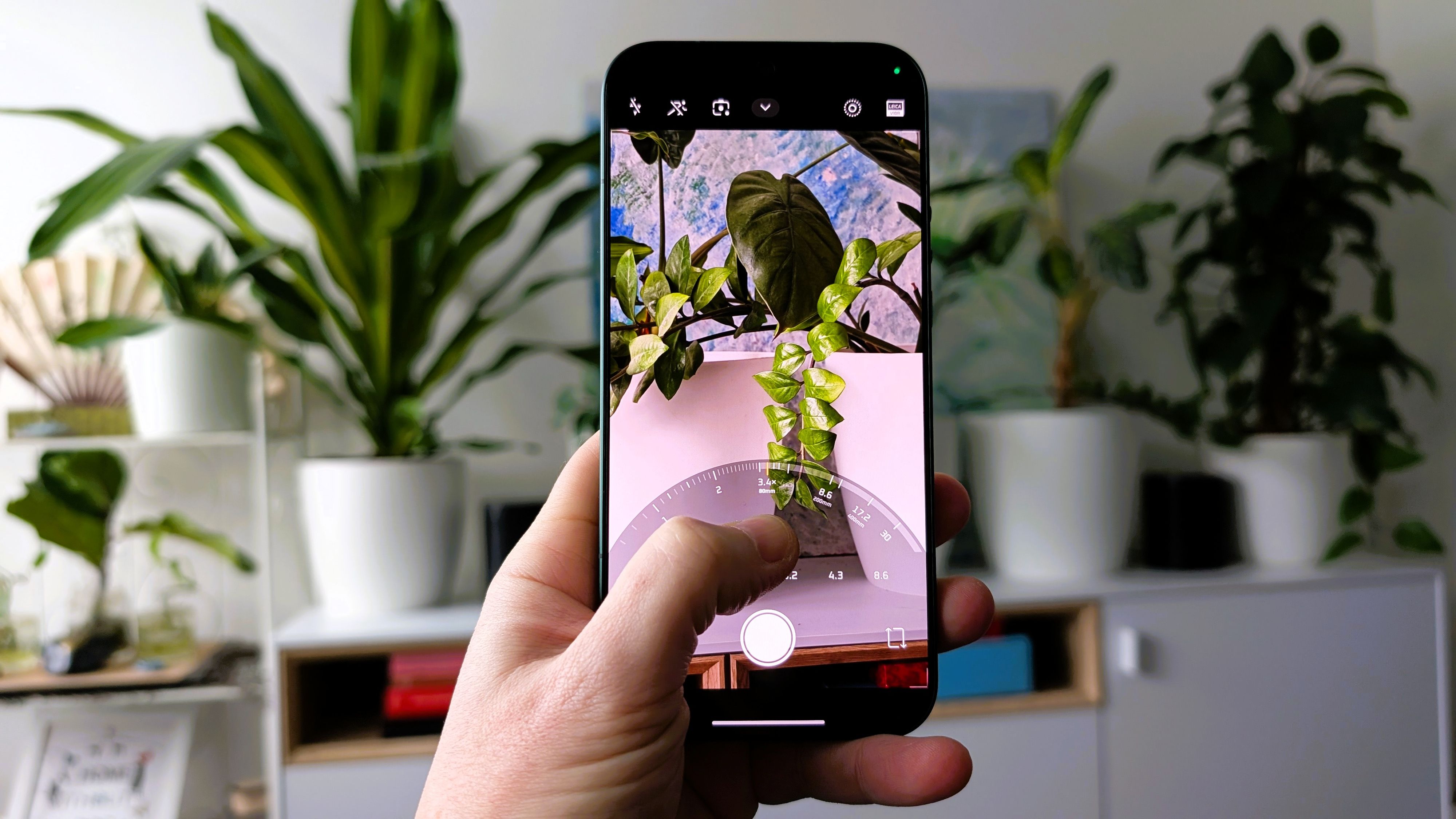 Das 200-Megapixel-Teleobjektiv ist mit einem kontinuierlichen optischen Zoom ausgestattet, der stufenlos von 3,2-fach bis 4,3-fach vergrößert.