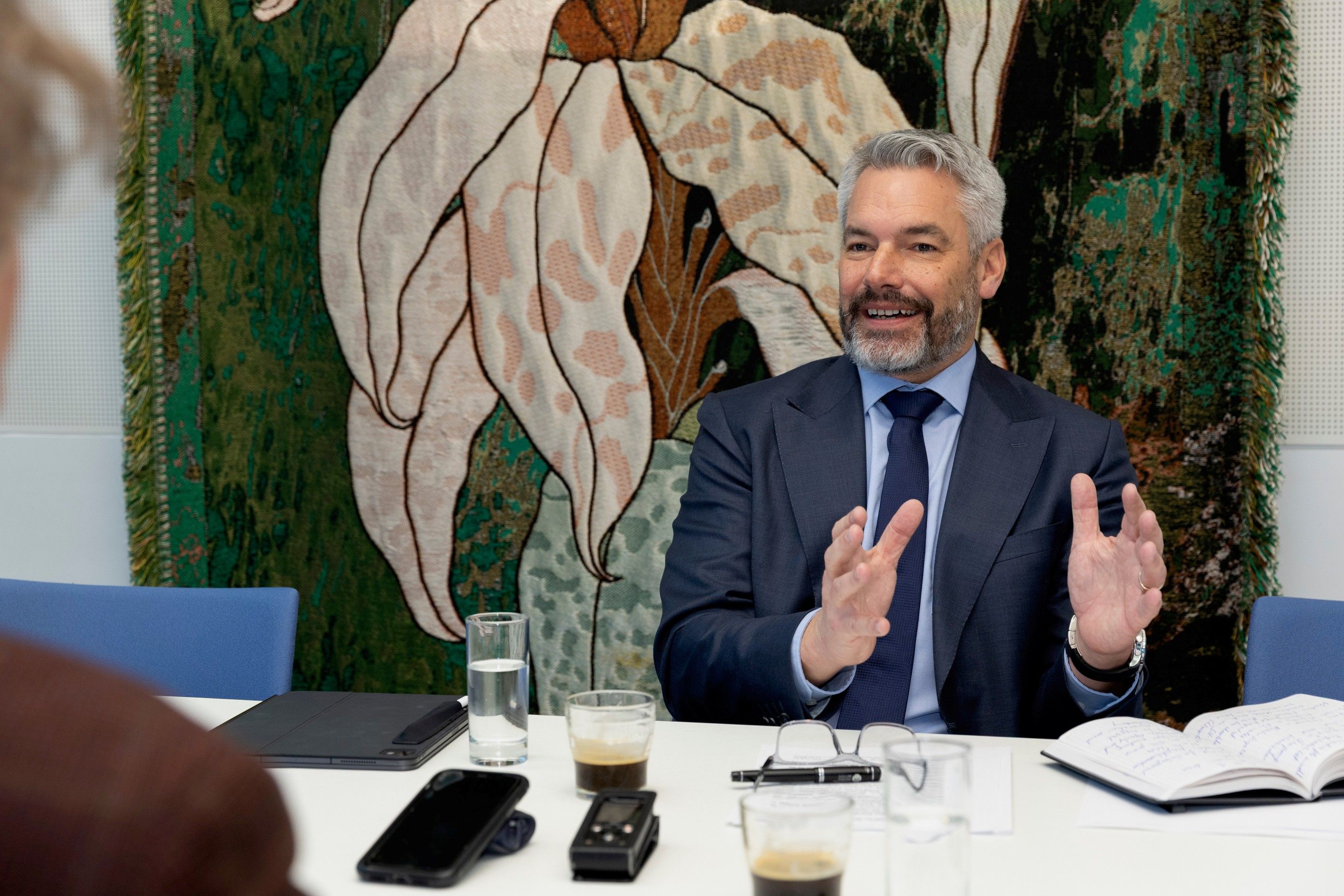 Ex-Kanzler Karl Nehammer (neu mit Vollbart-Look) ist in der EIB für die Finanzierung des Wiederaufbaus der Ukraine zuständlig.