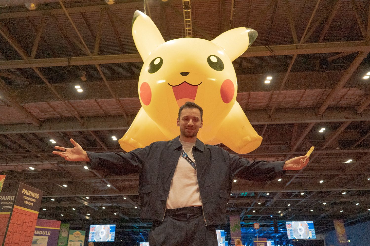 Ein gigantisches Pikachu hängt in London.