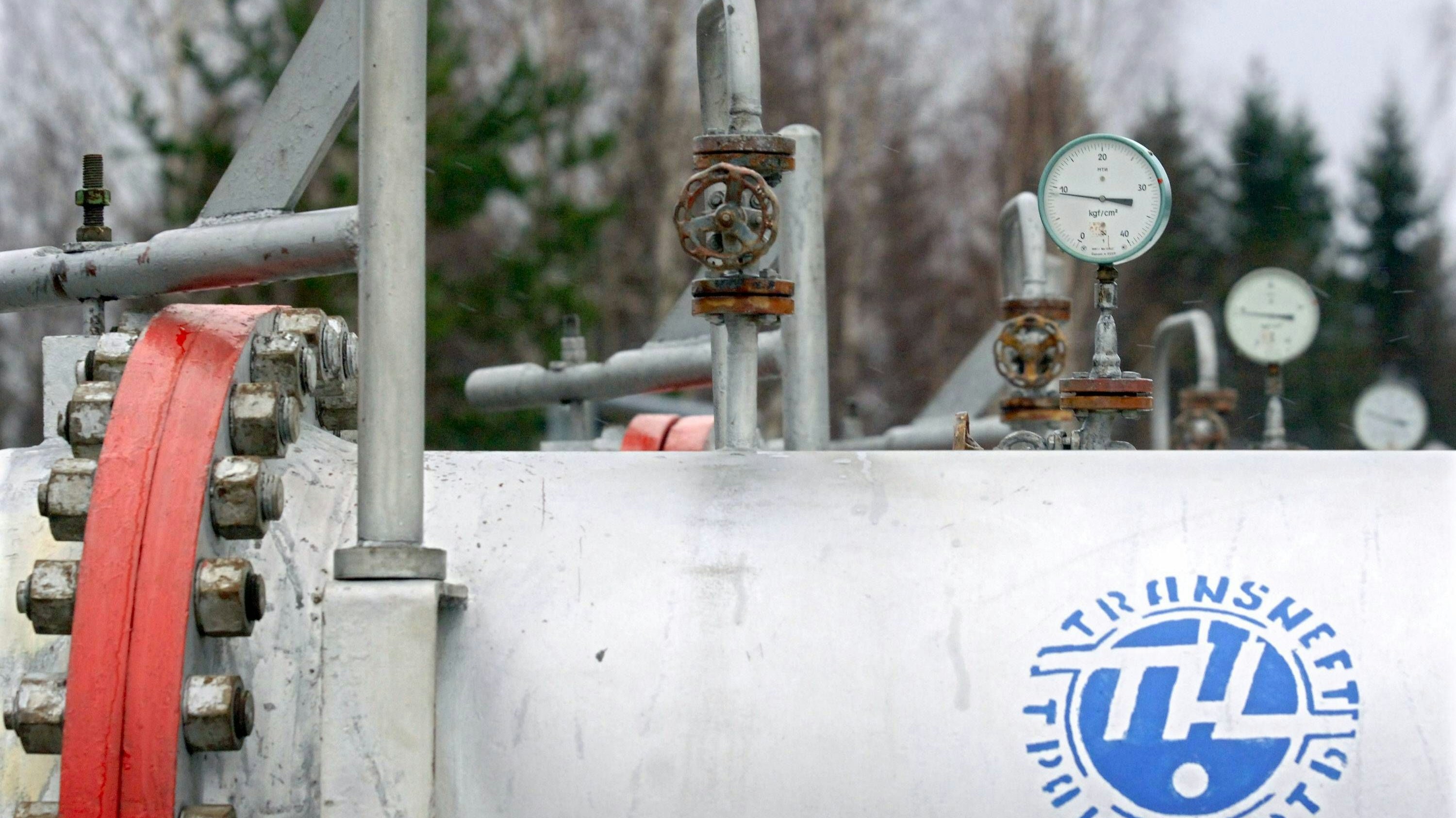 Bildnummer: 54175079  Datum: 16.01.2007  Copyright: imago/ITAR-TASS ITAR-TASS 25: BRYANSK REGION, RUSSIA. JANUARY 16. The Transneft logo seen on the Druzhba main oil pipeline at the Novozybkov oil pumping station in Bryansk Region. PUBLICATIONxINxGERxAUTxONLY Wirtschaft 4 kbdig xmk 2007 quer o0 Mineralölindustrie, Ölpipeline  Bildnummer 54175079 Date 16 01 2007 Copyright Imago ITAR TASS ITAR TASS 25 Bryansk Region Russia January 16 The Transneft emblem Lakes ON The Druzhba Main Oil Pipeline AT The Novozybkov Oil pumping Station in Bryansk Region PUBLICATIONxINxGERxAUTxONLY Economy 4 Kbdig xmk 2007 horizontal o0 Petroleum industry Oil pipeline 