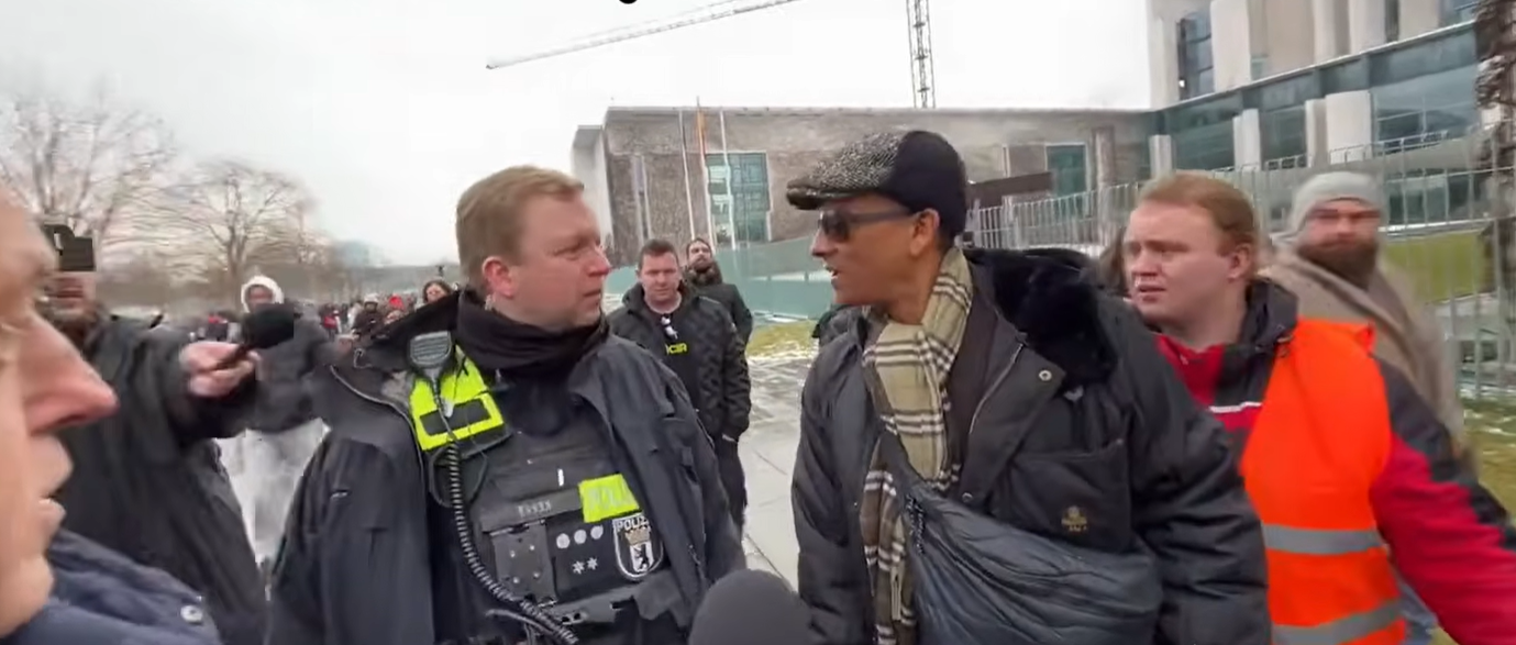 Xavier Naidoo wird von einem Beamten aufgehalten.