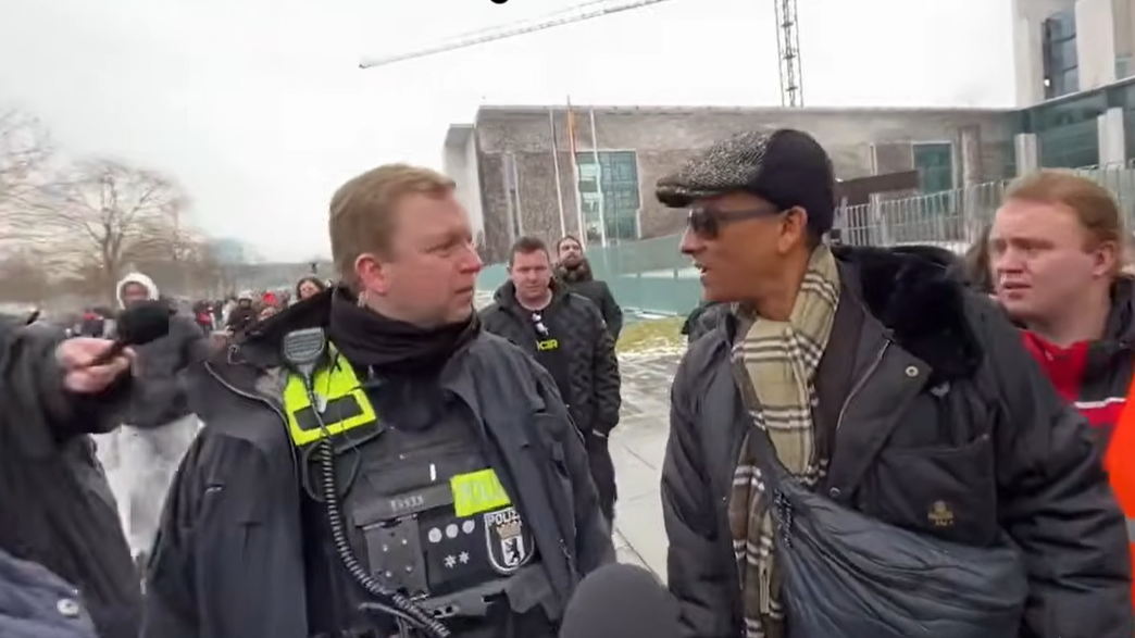 Heute.at - Xavier mit Ansage vor Kanzleramt: Will Merz sprechen