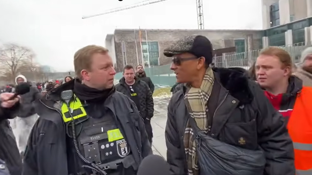 Xavier Naidoo wird von einem Beamten aufgehalten.