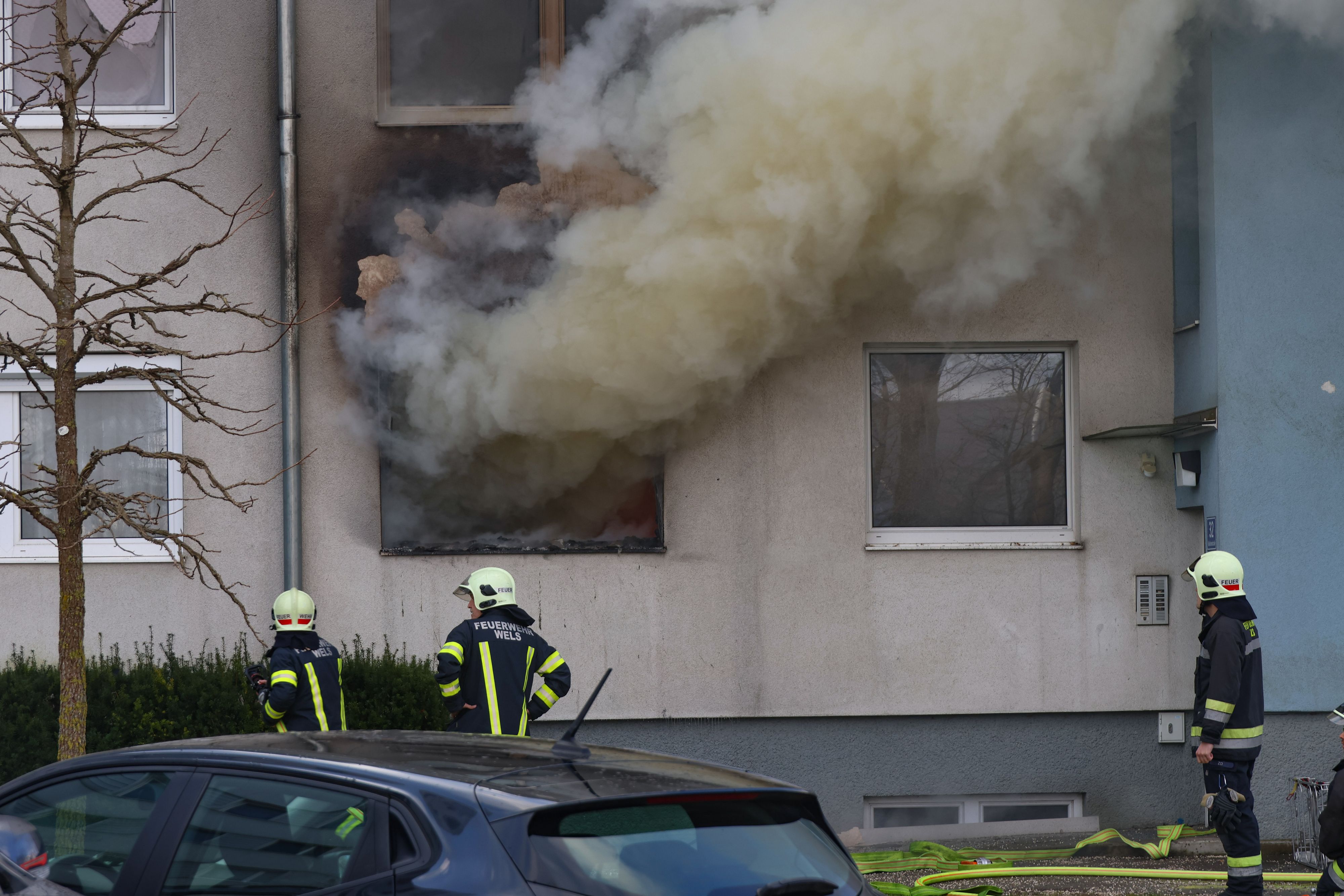 Dichter Rauch drang aus der Wohnung im Erdgeschoß.