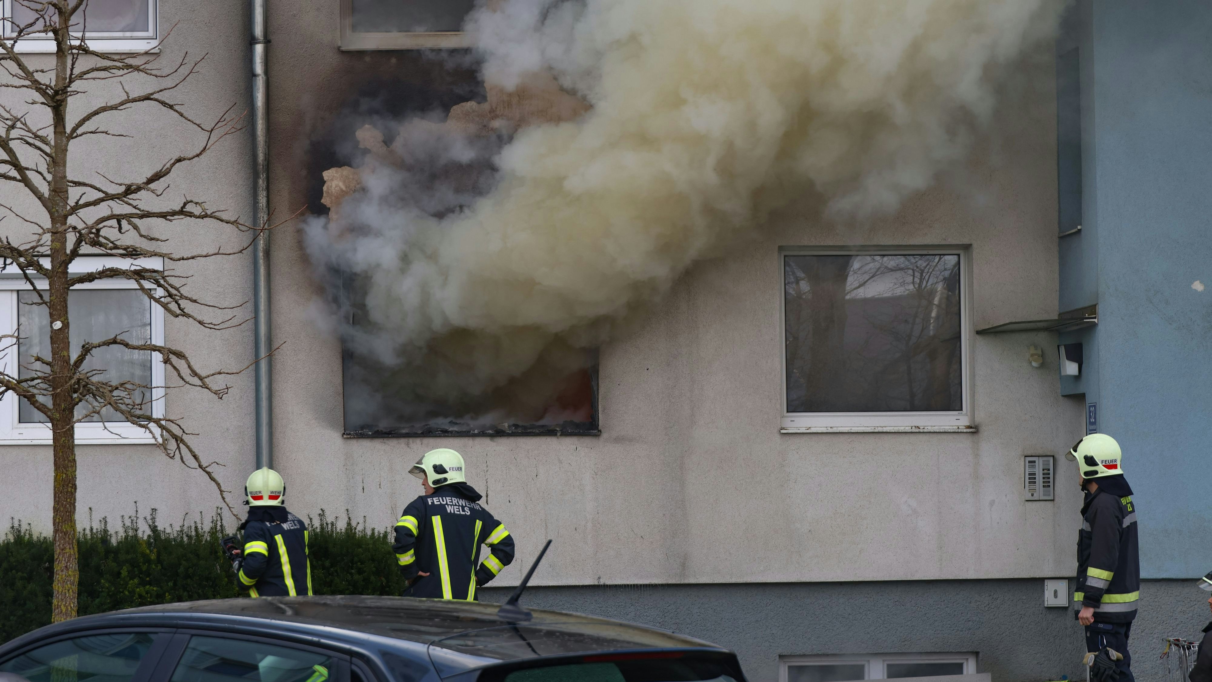 Dichter Rauch drang aus der Wohnung im Erdgeschoß.