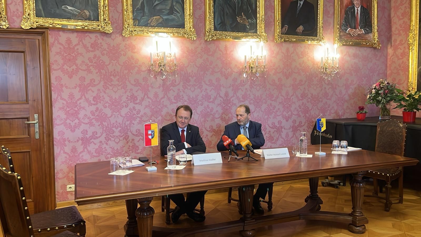 Bürgermeister Matthias Stadler (SPÖ) und Walter Heimerl-Lesnik (Grüne) am Mittwoch, 18. Februar 2026, im Bürgermeisterzimmer im St. Pöltner Rathaus.