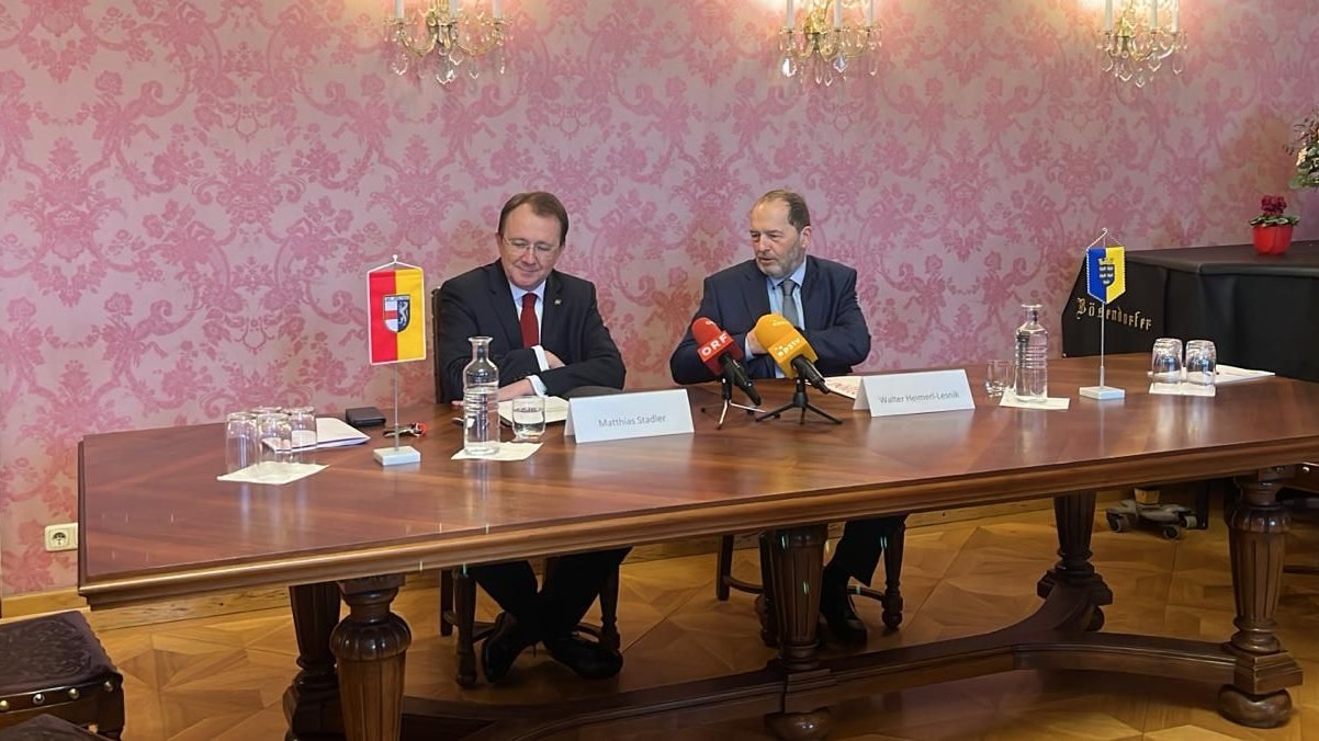 Bürgermeister Matthias Stadler (SPÖ) und Walter Heimerl-Lesnik (Grüne) am Mittwoch, 18. Februar 2026, im Bürgermeisterzimmer im St. Pöltner Rathaus.