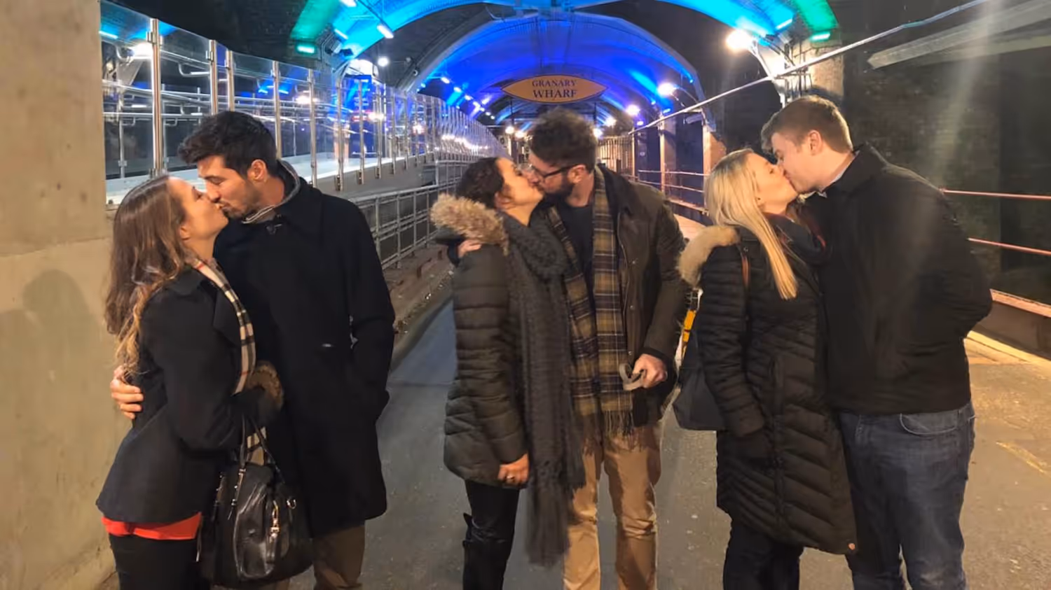 Chris & Alice, Luke & Jessica, Charlie & Becca (v.l.n.r.) bei einem gemeinsamen Treffen in London.