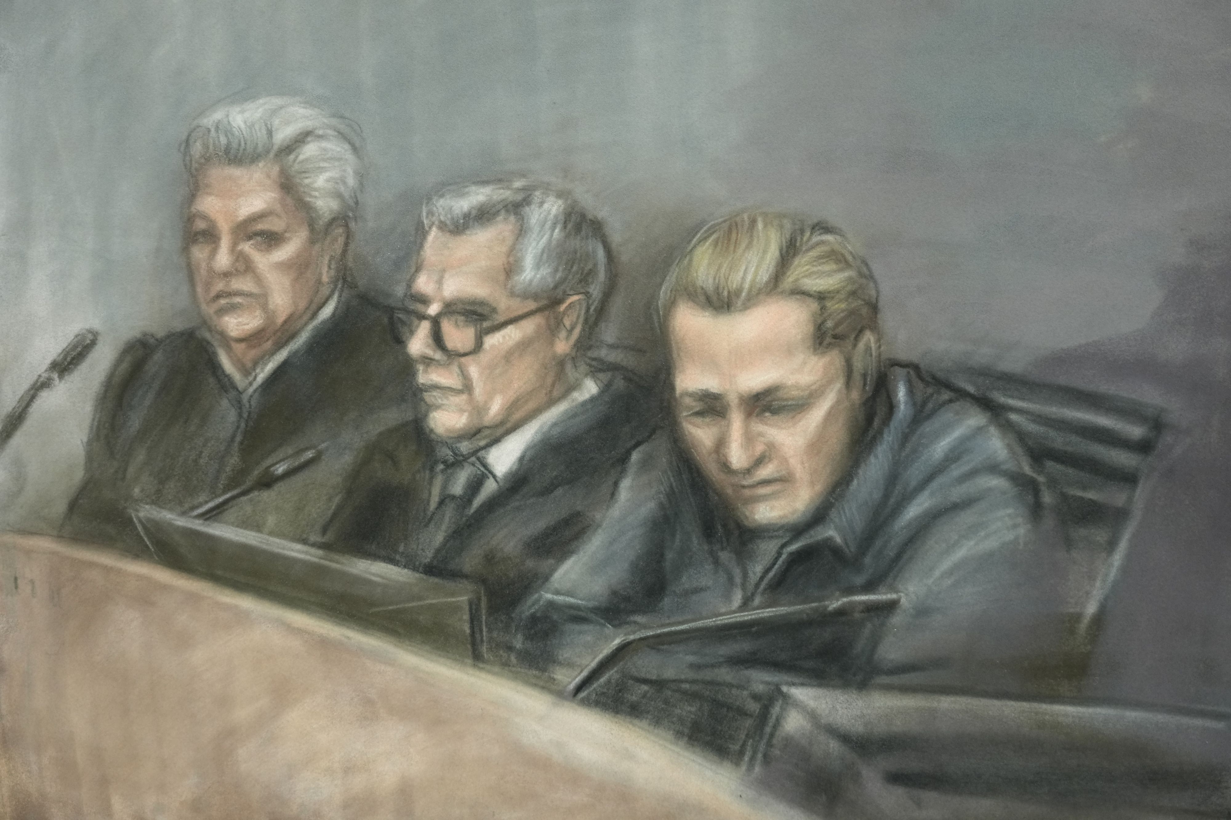 Marius mit seinen Verteidigern, Ellen Holager Andenæs und Petar Sekuliç, während der Verhandlung