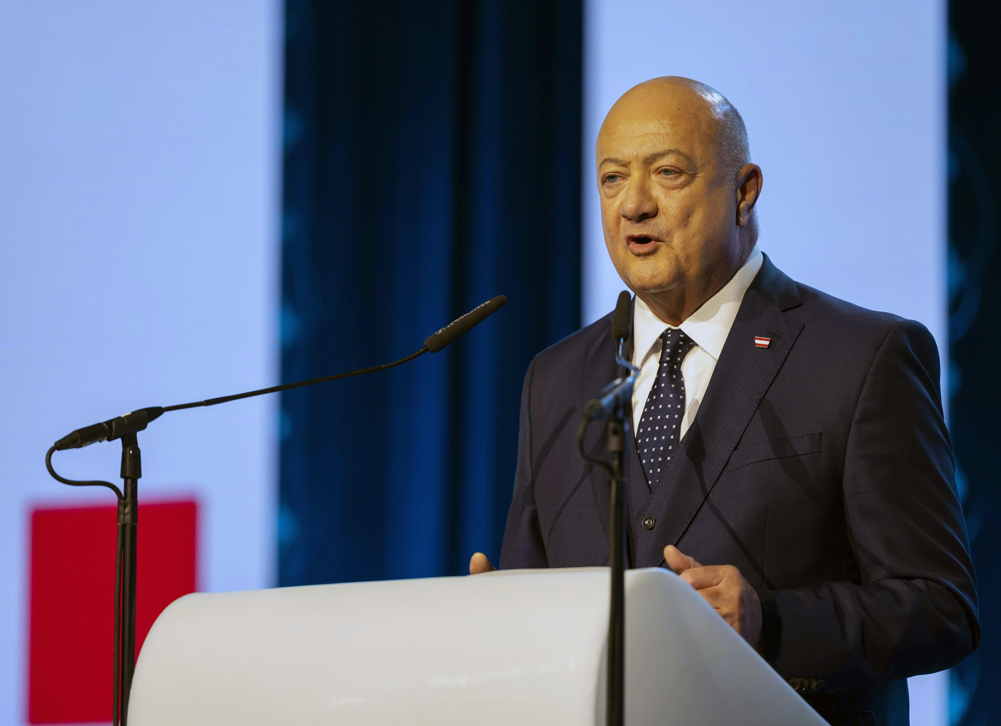 Bundeskanzler Christian Stocker bei seiner Rede in Klagenfurt. 