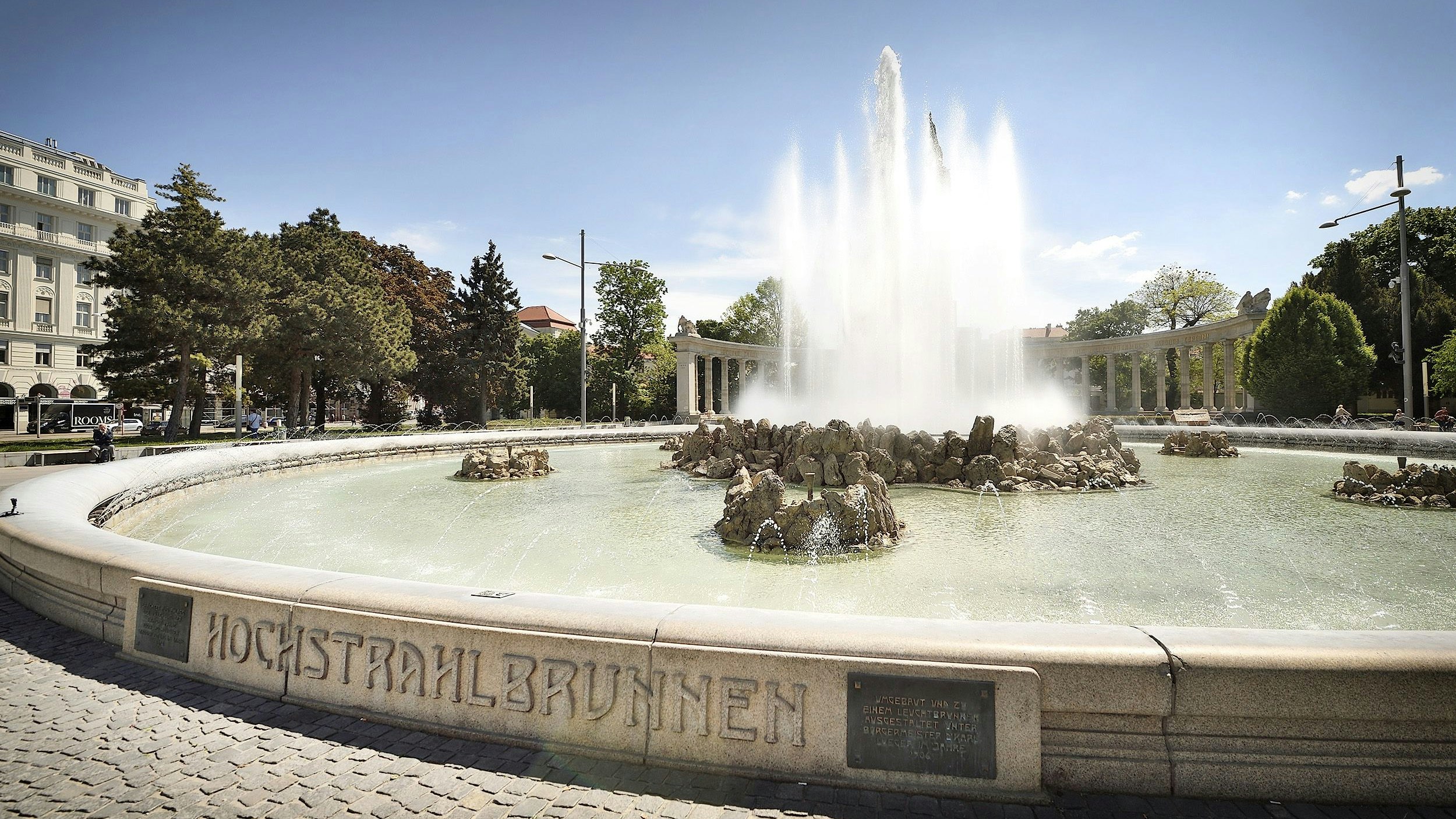Der Hochstrahlbrunnen am Wiener Schwarzenbergplatz